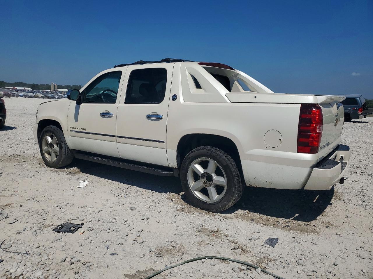2013 Chevrolet Avalanche Ltz White vin: 3GNTKGE78DG116268