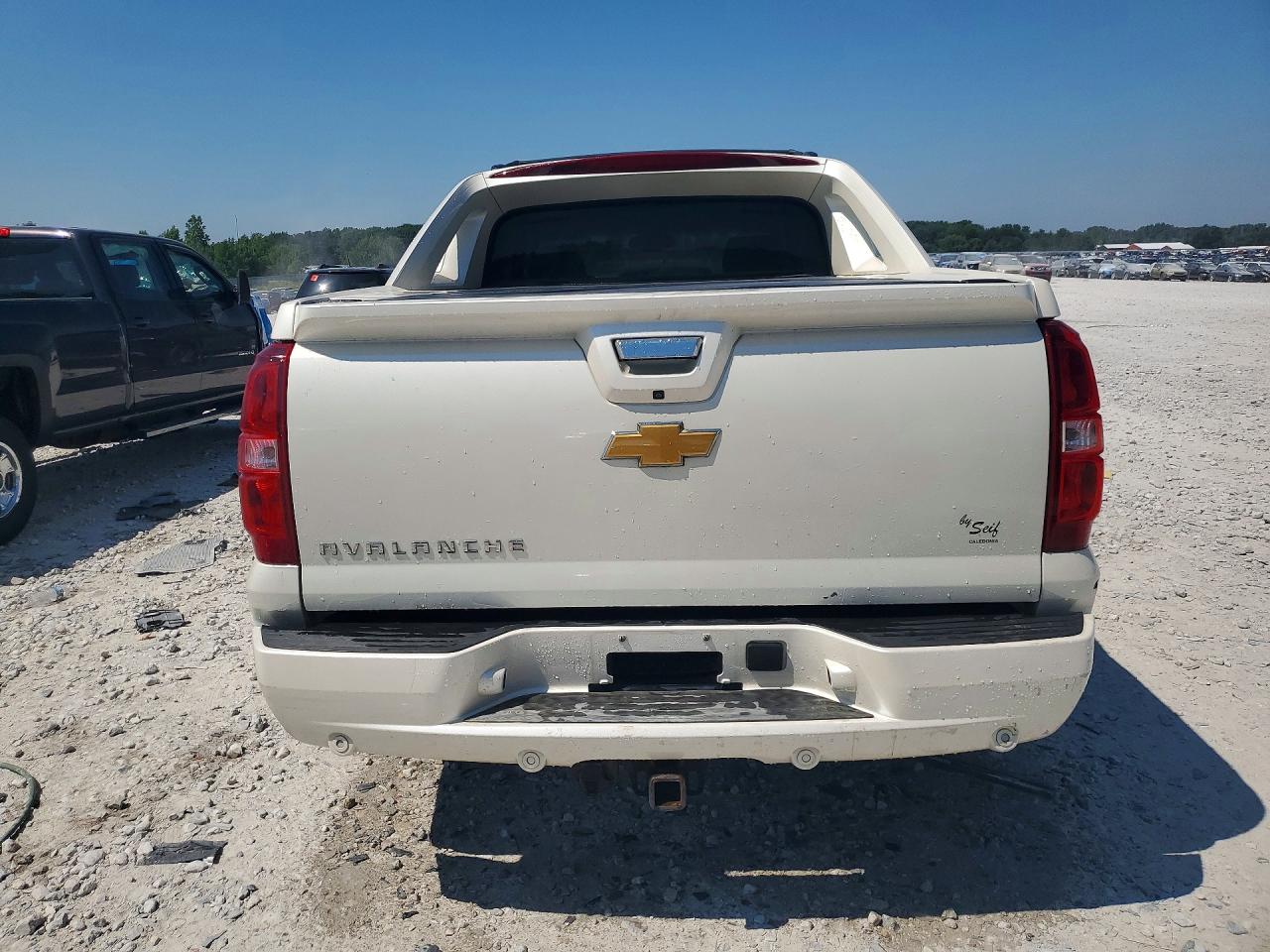 2013 Chevrolet Avalanche Ltz White vin: 3GNTKGE78DG116268