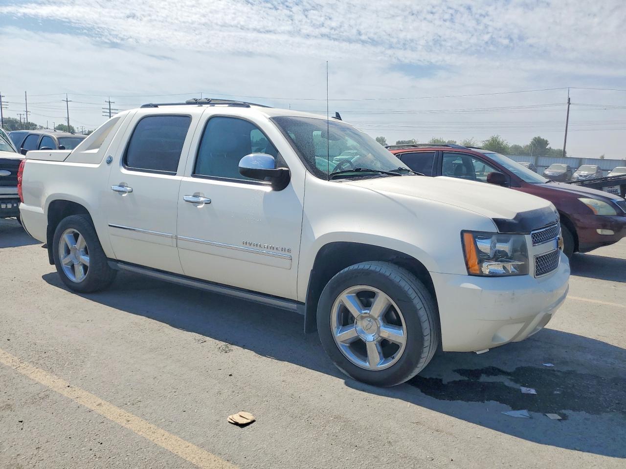 2013 Chevrolet Avalanche Ltz White vin: 3GNTKGE78DG177992