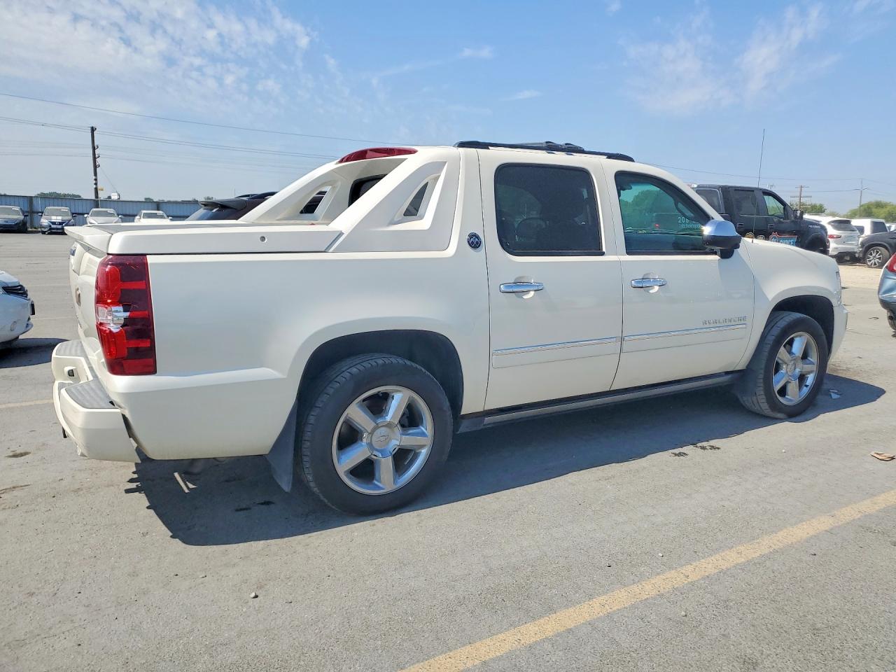 2013 Chevrolet Avalanche Ltz White vin: 3GNTKGE78DG177992