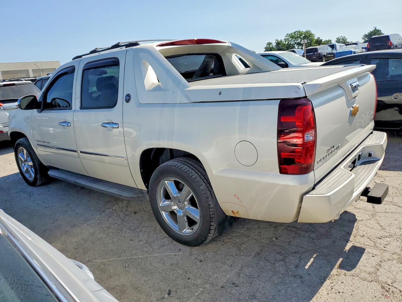 2013 Chevrolet Avalanche Ltz Cream vin: 3GNTKGE7XDG153788