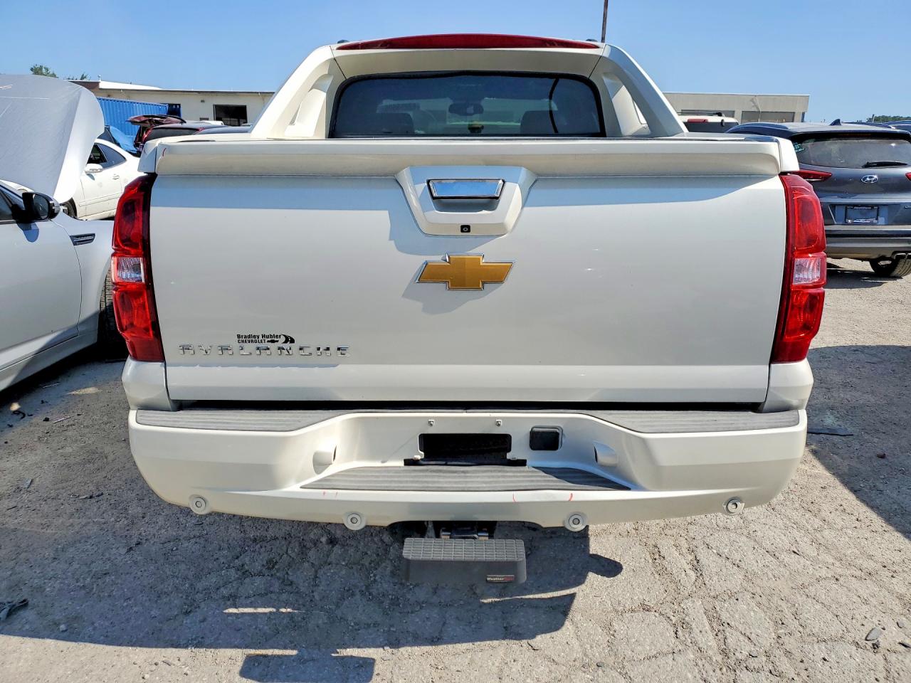 2013 Chevrolet Avalanche Ltz Cream vin: 3GNTKGE7XDG153788