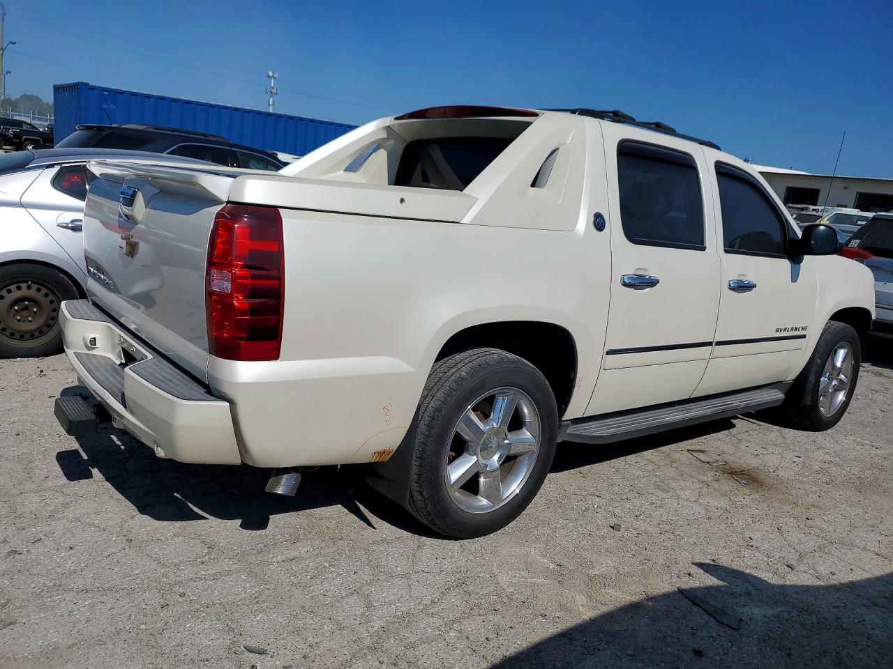 2013 Chevrolet Avalanche Ltz Cream vin: 3GNTKGE7XDG153788