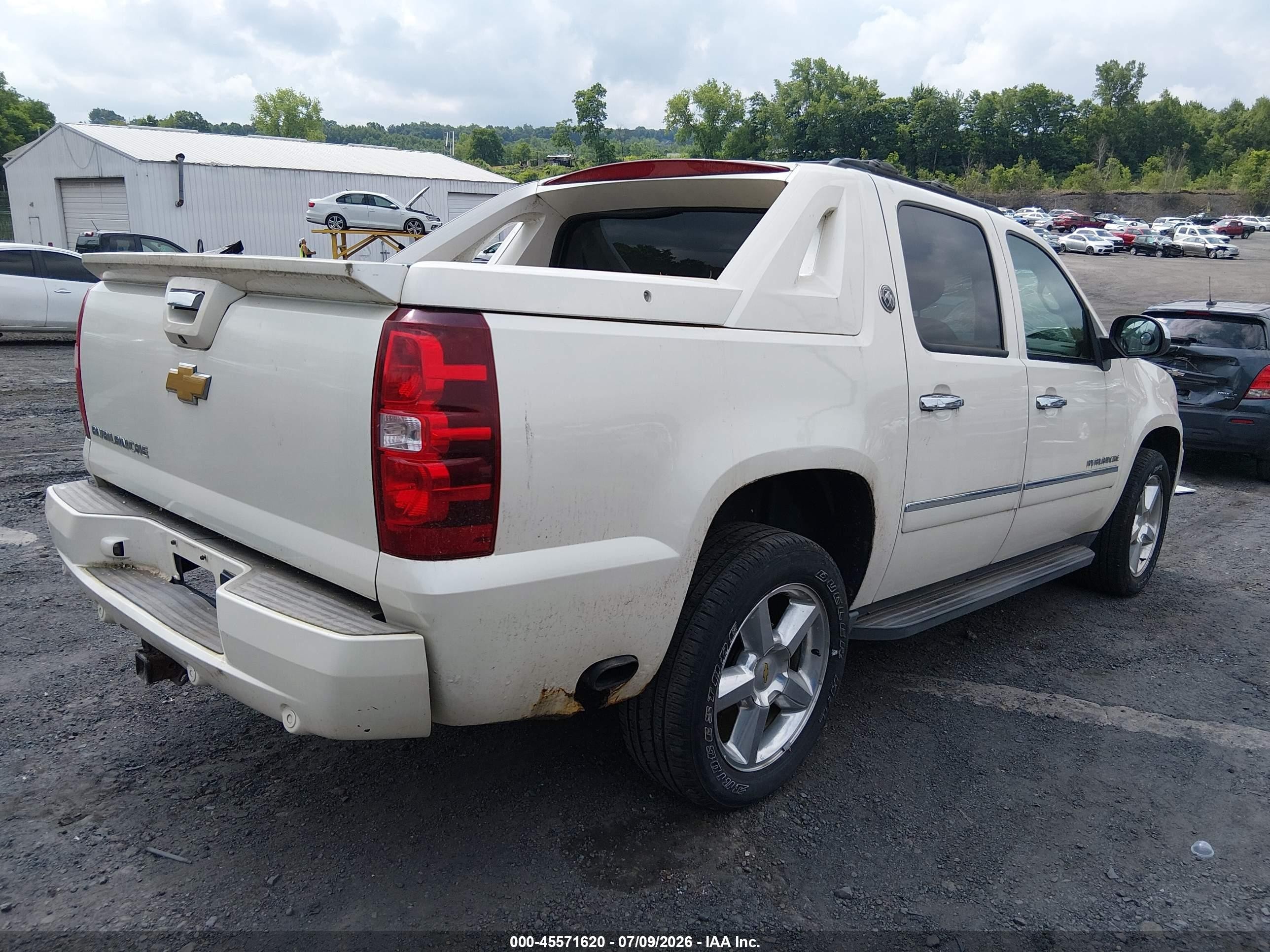 2013 Chevrolet Avalanche Ltz White vin: 3GNTKGE7XDG206070