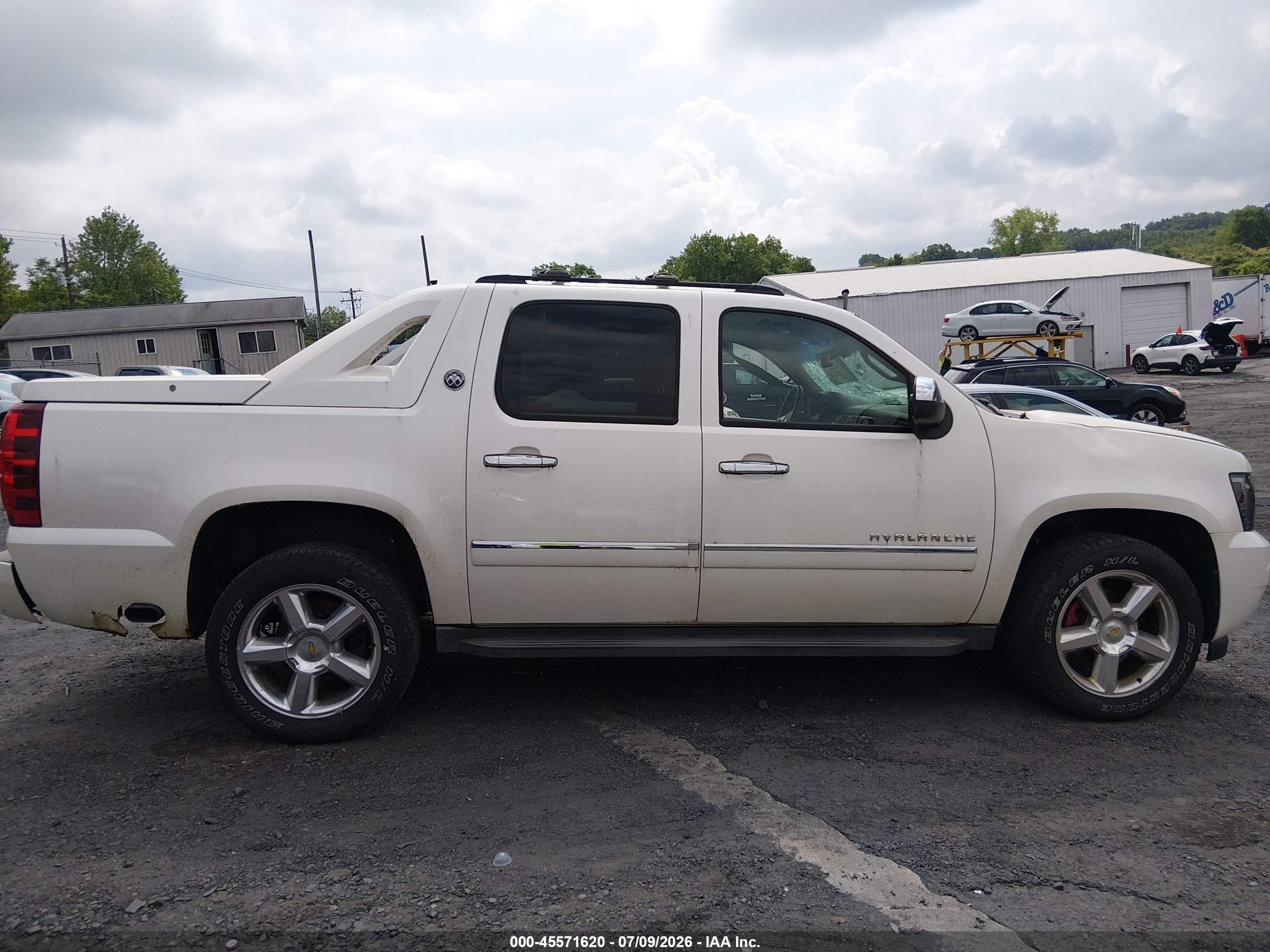 2013 Chevrolet Avalanche Ltz White vin: 3GNTKGE7XDG206070