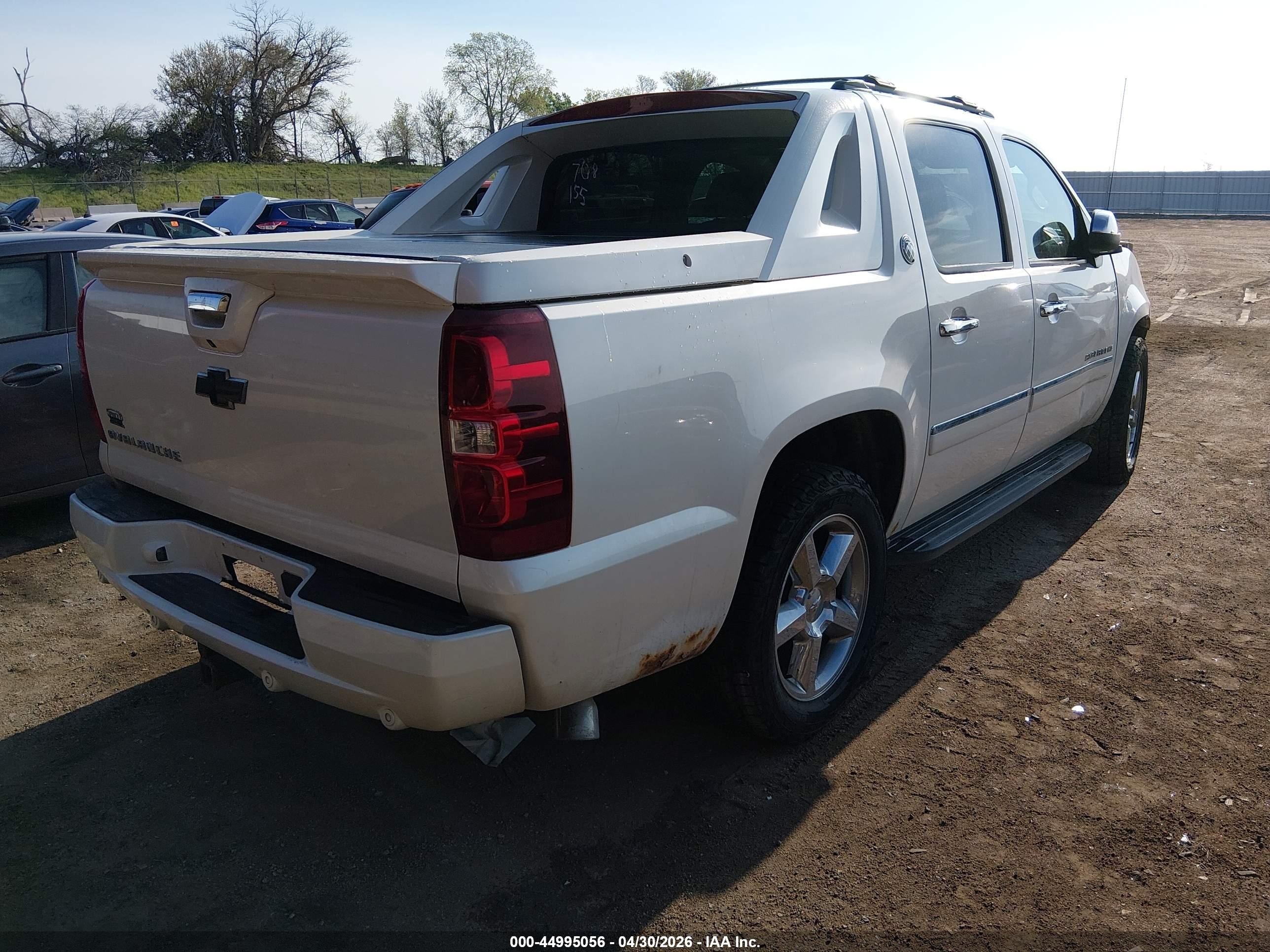 2013 Chevrolet Avalanche Ltz White vin: 3GNTKGE7XDG293145