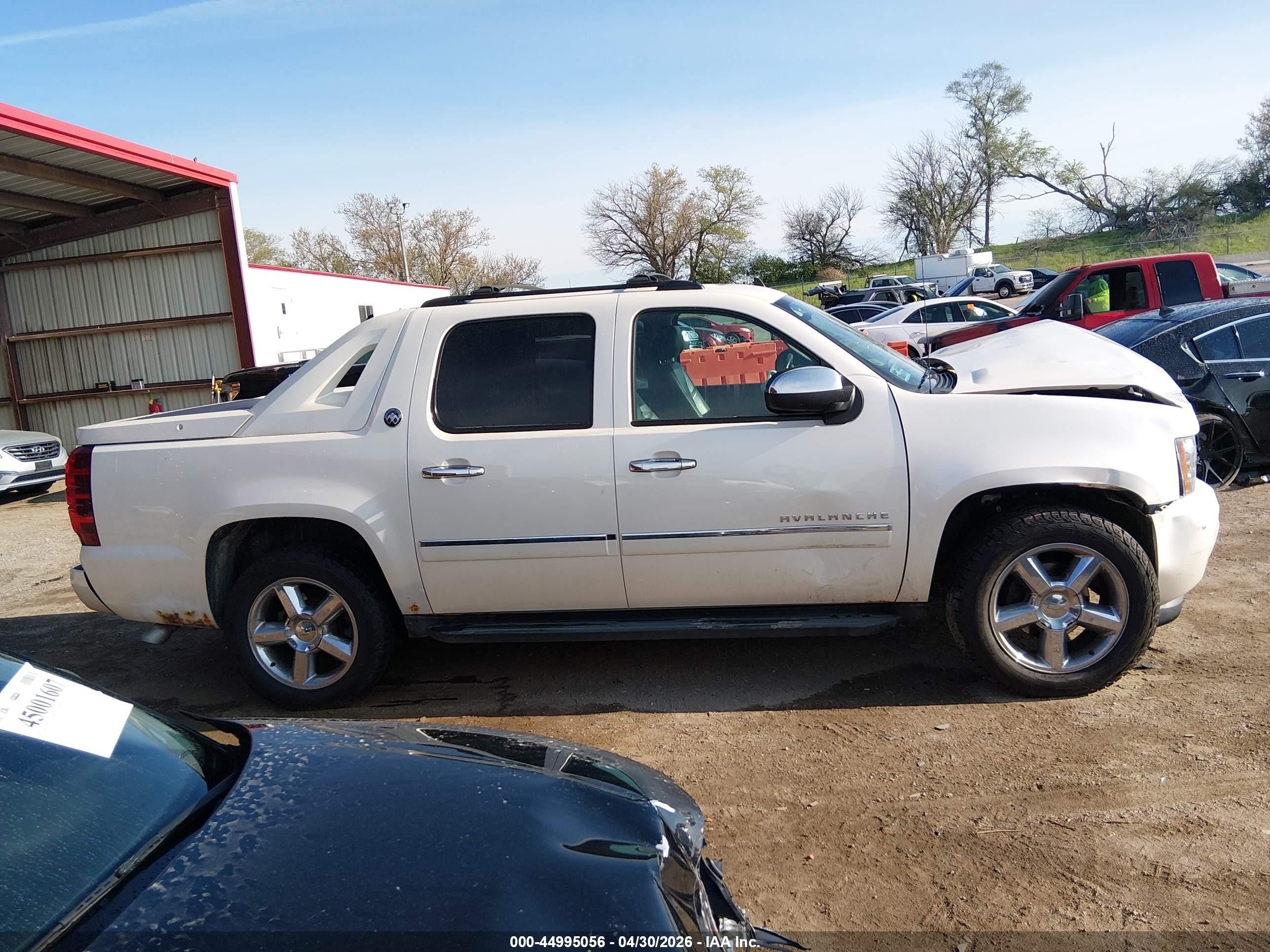 2013 Chevrolet Avalanche Ltz White vin: 3GNTKGE7XDG293145