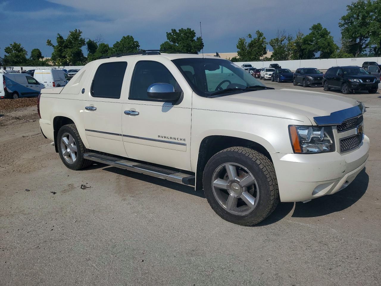 2013 Chevrolet Avalanche Ltz White vin: 3GNTKGE7XDG350914