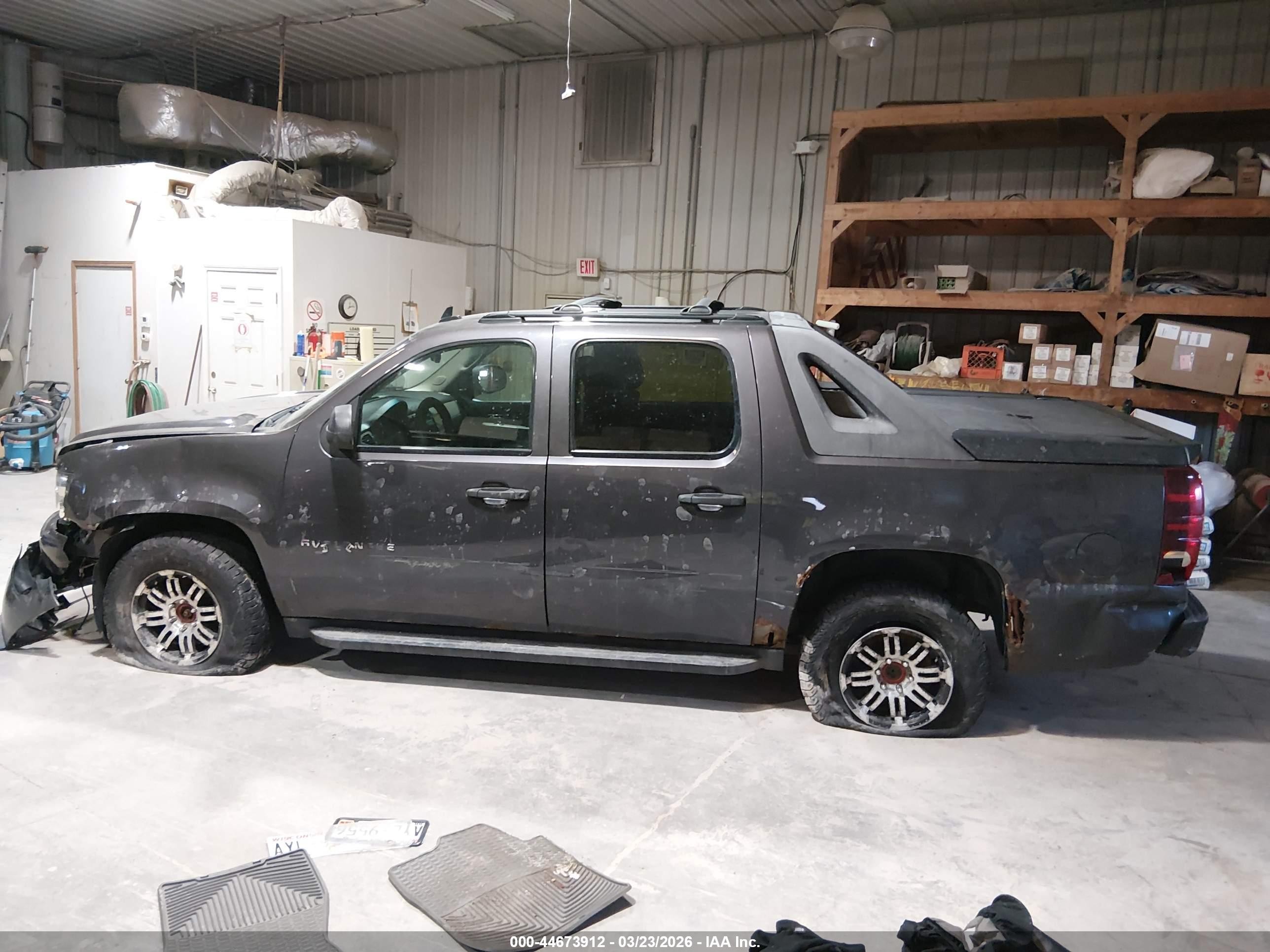 2010 Chevrolet Avalanche 1500 Ls Gray vin: 3GNVKEE0XAG157948