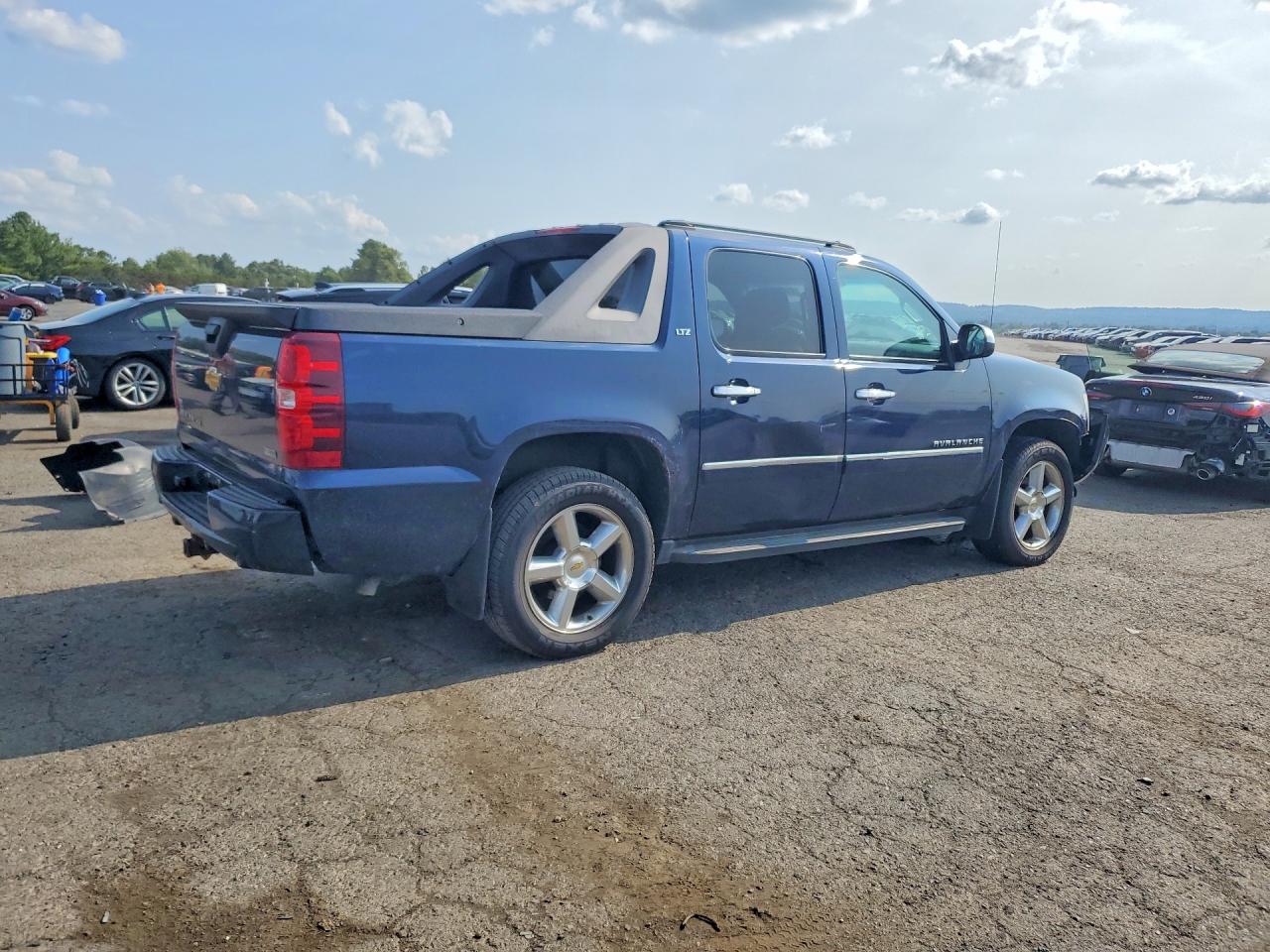 2010 Chevrolet Avalanche Ltz Blue vin: 3GNVKGE00AG115235