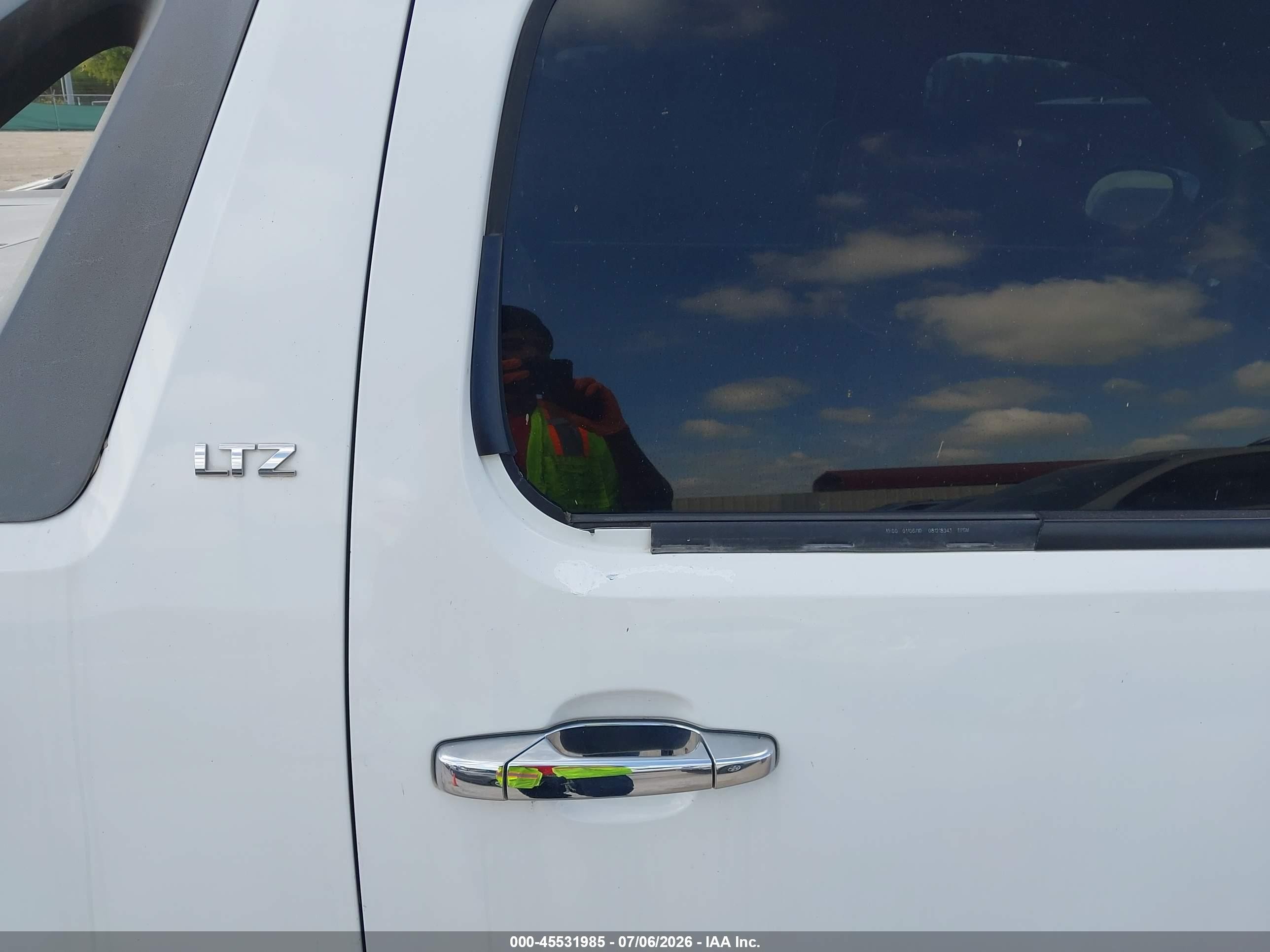 2010 Chevrolet Avalanche 1500 Ltz White vin: 3GNVKGE00AG168324