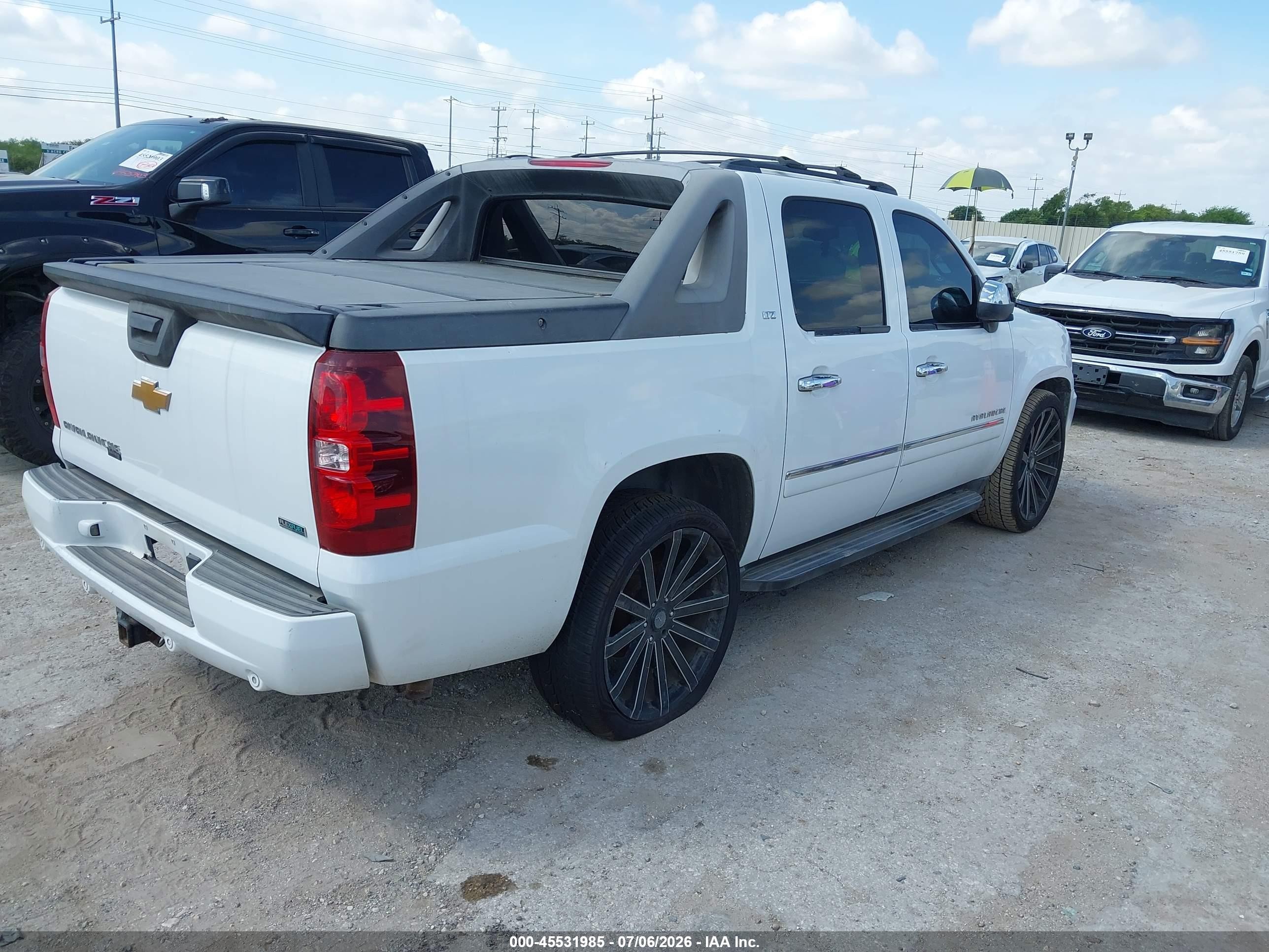 2010 Chevrolet Avalanche 1500 Ltz White vin: 3GNVKGE00AG168324