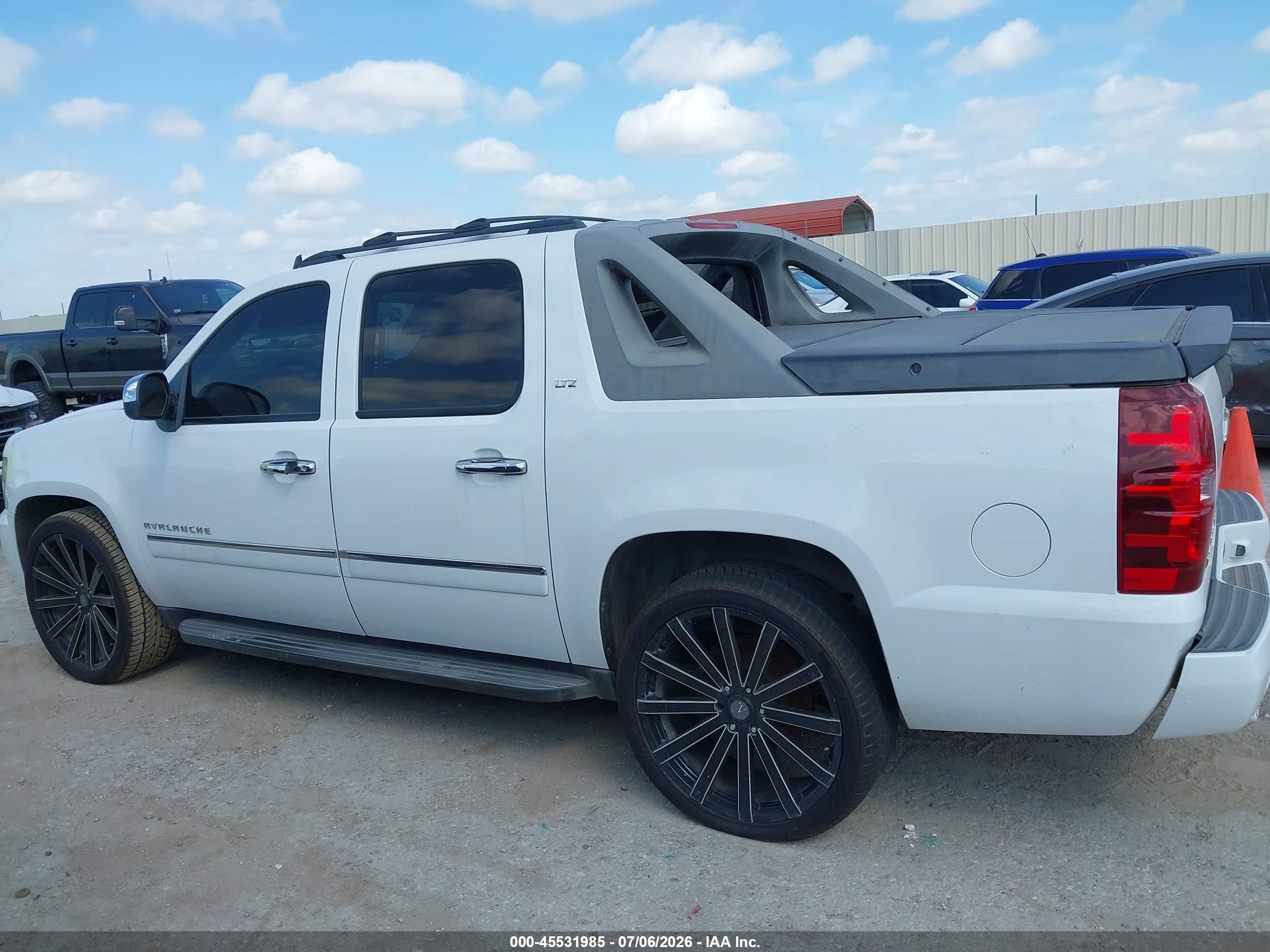 2010 Chevrolet Avalanche 1500 Ltz White vin: 3GNVKGE00AG168324