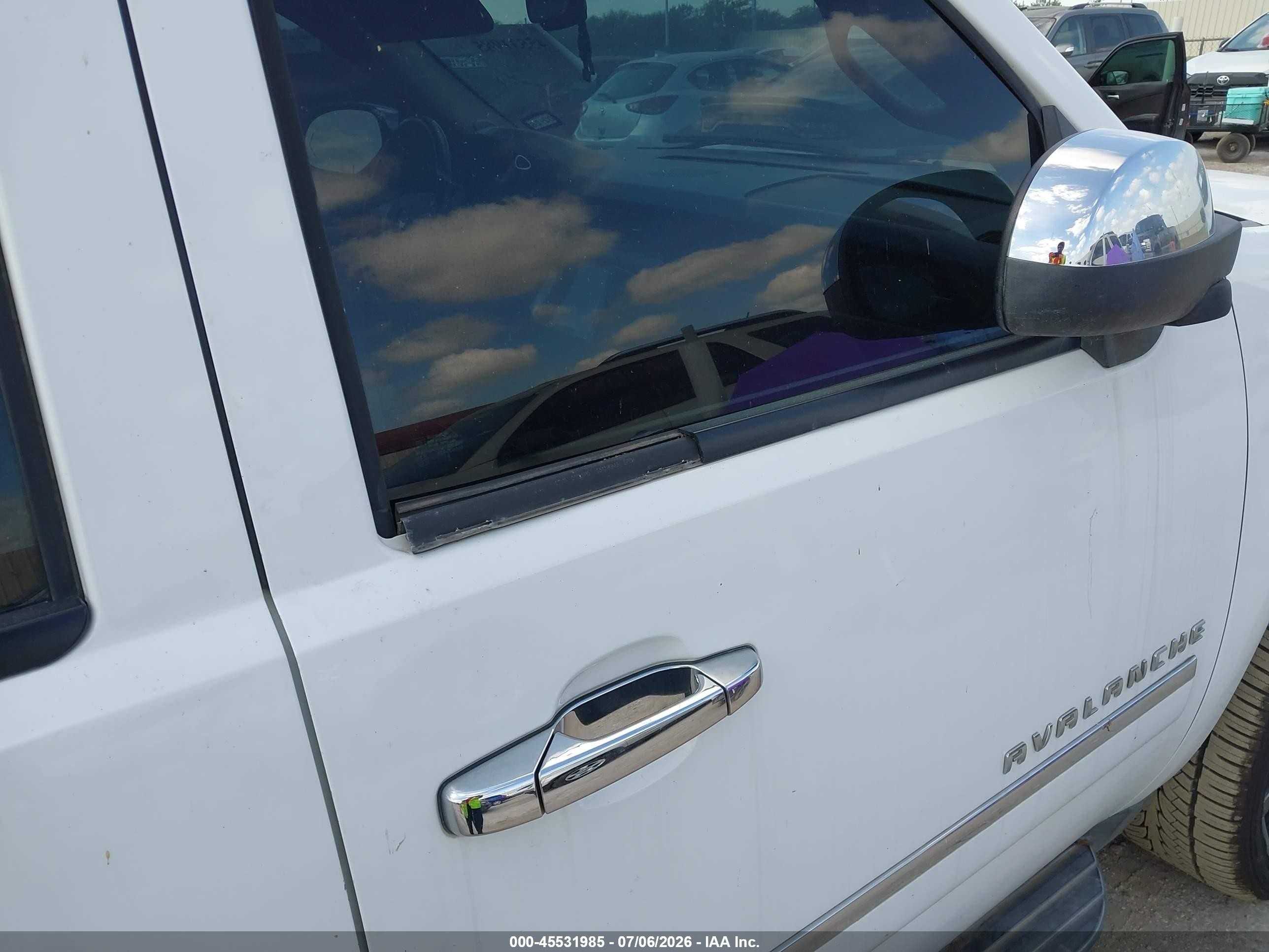 2010 Chevrolet Avalanche 1500 Ltz White vin: 3GNVKGE00AG168324
