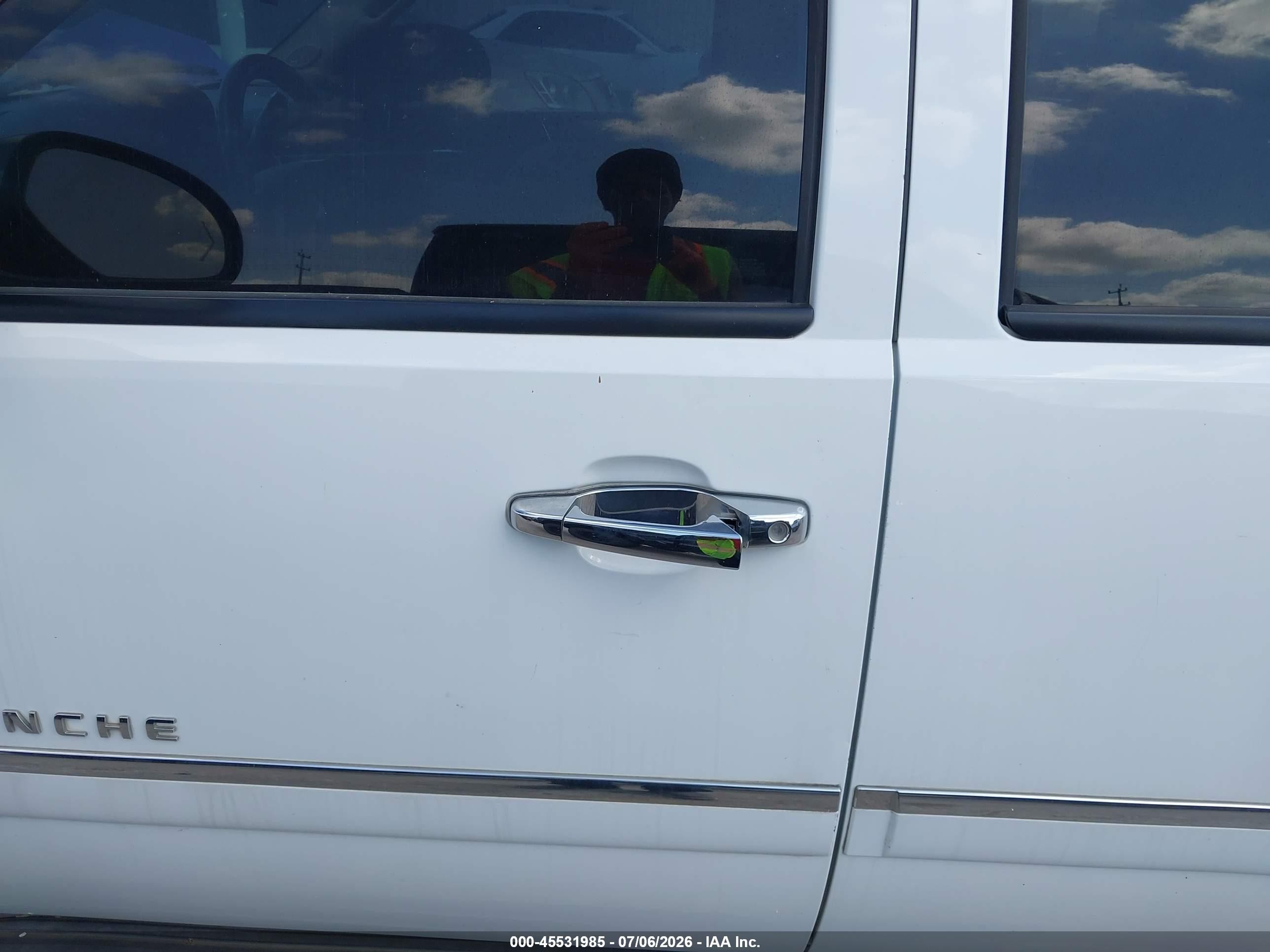 2010 Chevrolet Avalanche 1500 Ltz White vin: 3GNVKGE00AG168324