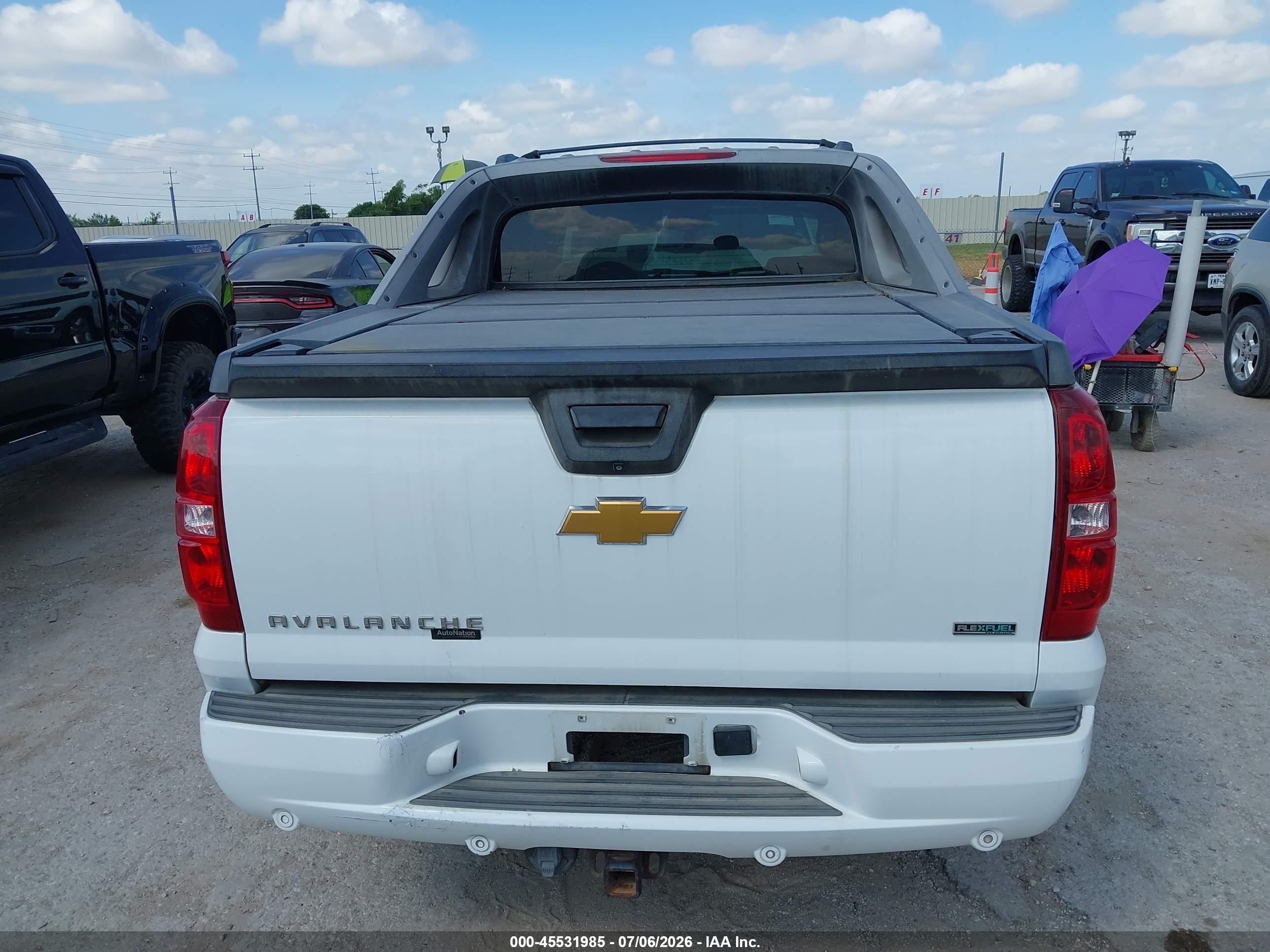 2010 Chevrolet Avalanche 1500 Ltz White vin: 3GNVKGE00AG168324