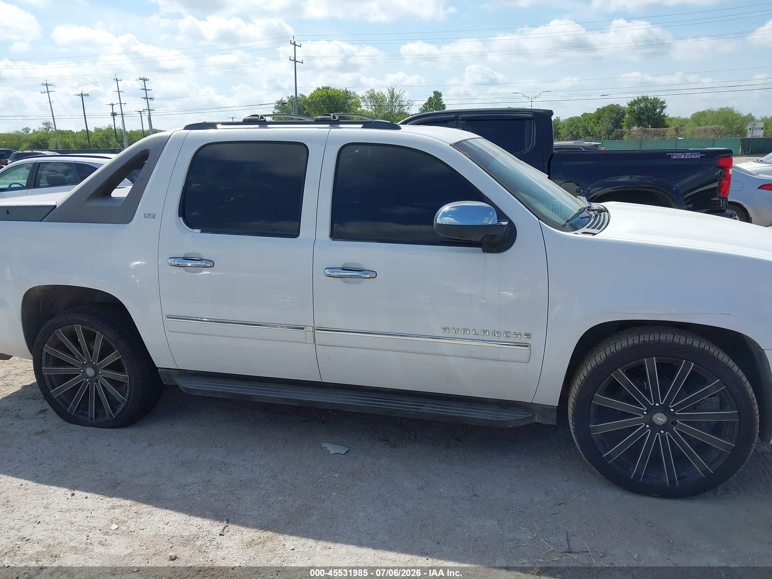 2010 Chevrolet Avalanche 1500 Ltz White vin: 3GNVKGE00AG168324