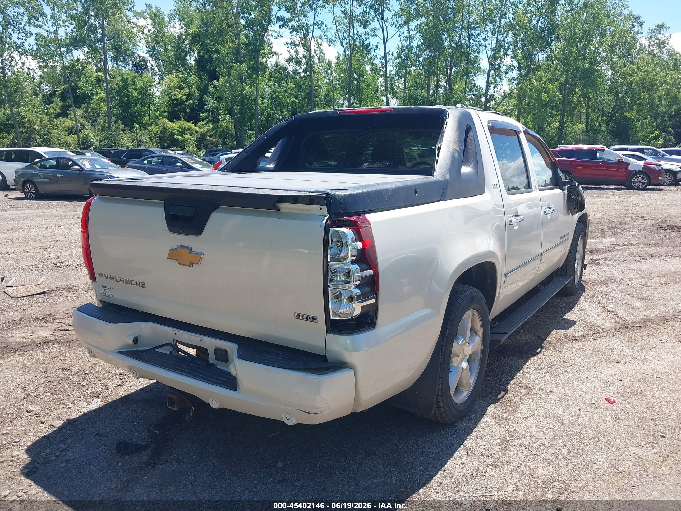 2010 Chevrolet Avalanche 1500 Ltz White vin: 3GNVKGE00AG283893