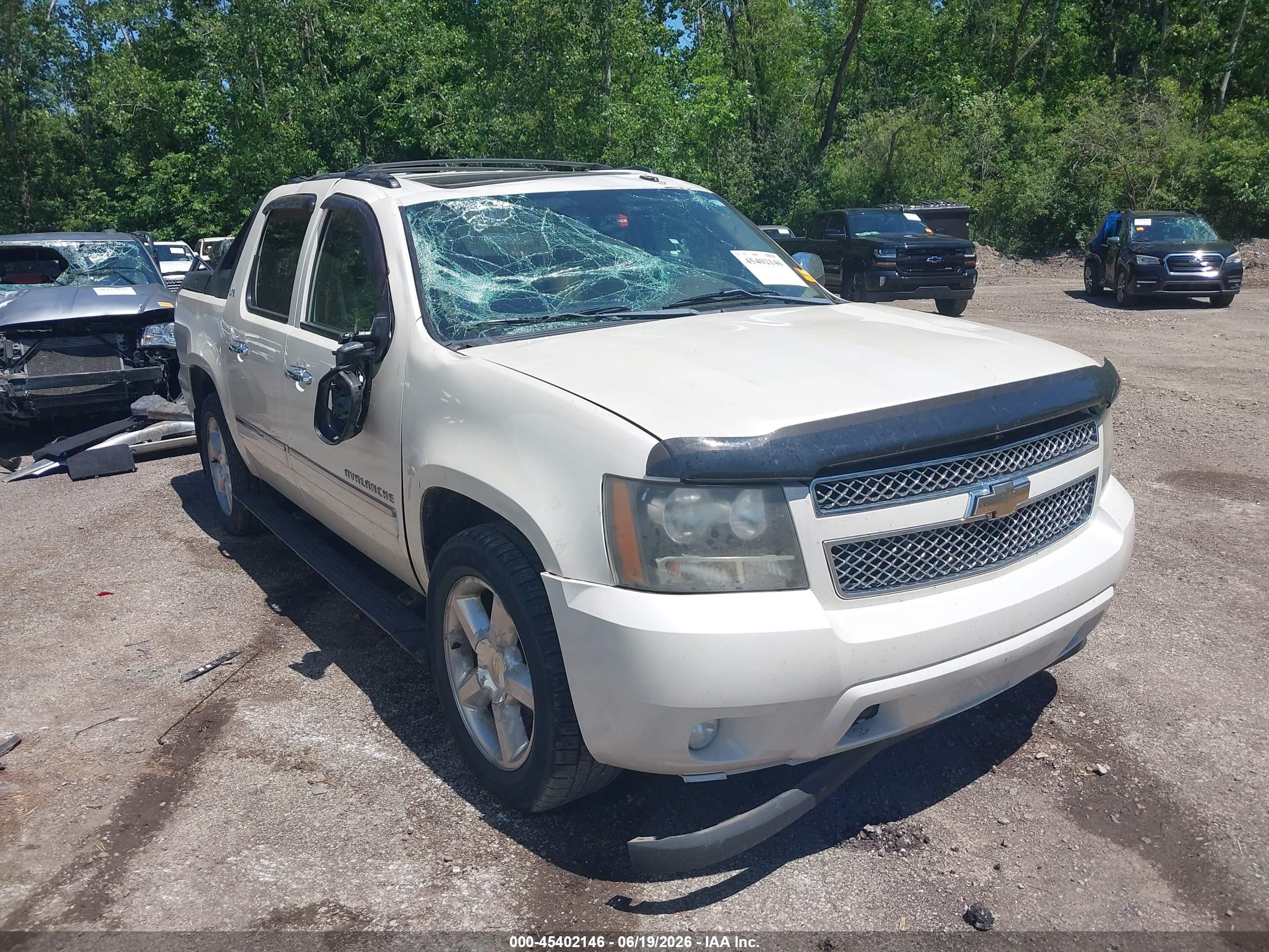 2010 Chevrolet Avalanche 1500 Ltz White vin: 3GNVKGE00AG283893