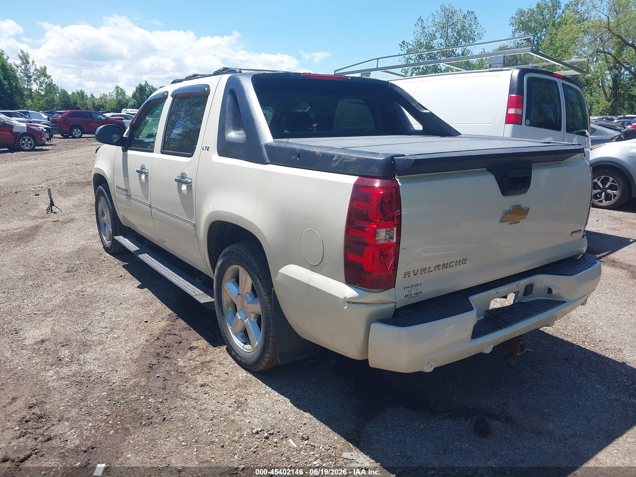 2010 Chevrolet Avalanche 1500 Ltz White vin: 3GNVKGE00AG283893