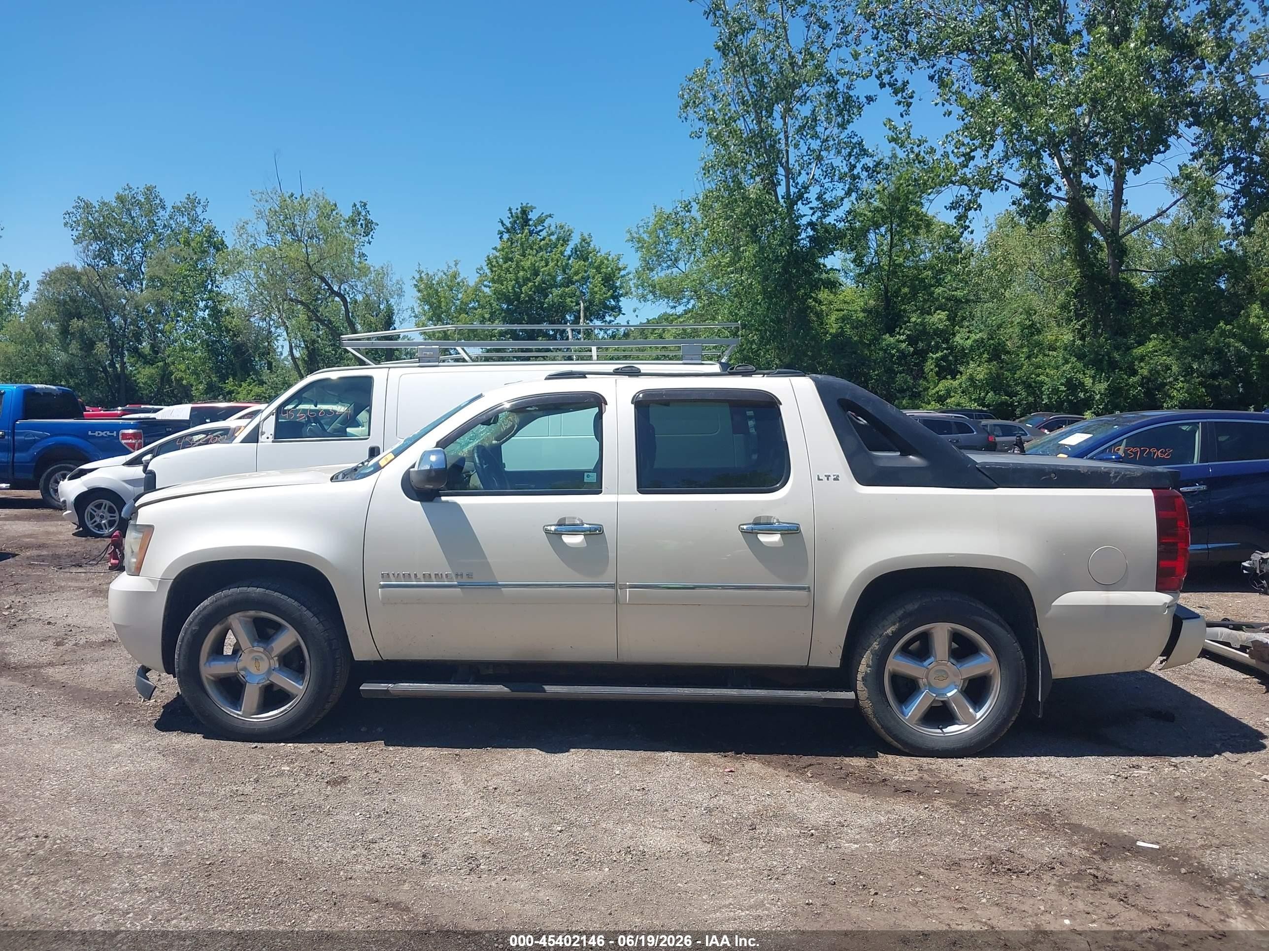 2010 Chevrolet Avalanche 1500 Ltz White vin: 3GNVKGE00AG283893