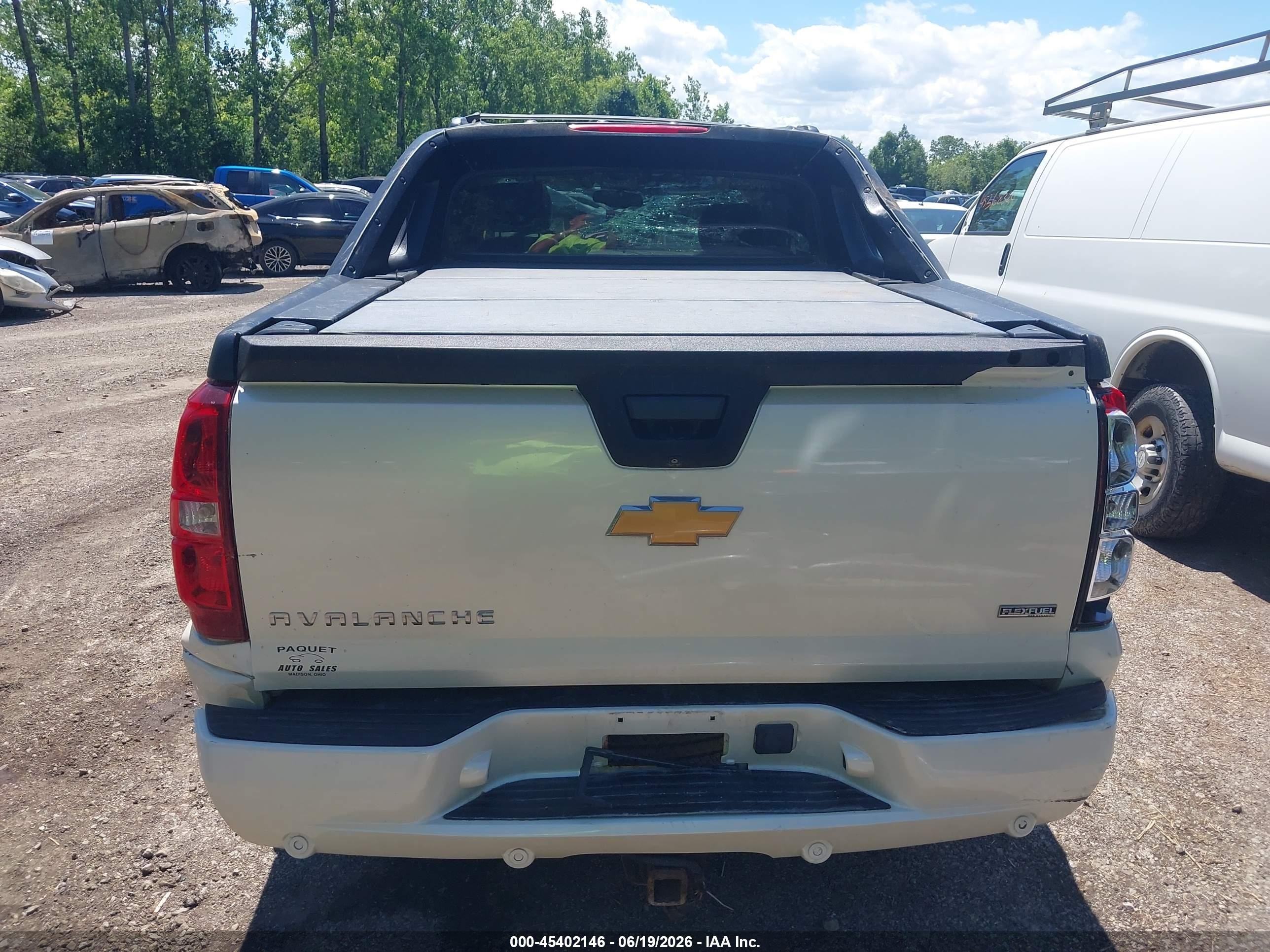 2010 Chevrolet Avalanche 1500 Ltz White vin: 3GNVKGE00AG283893