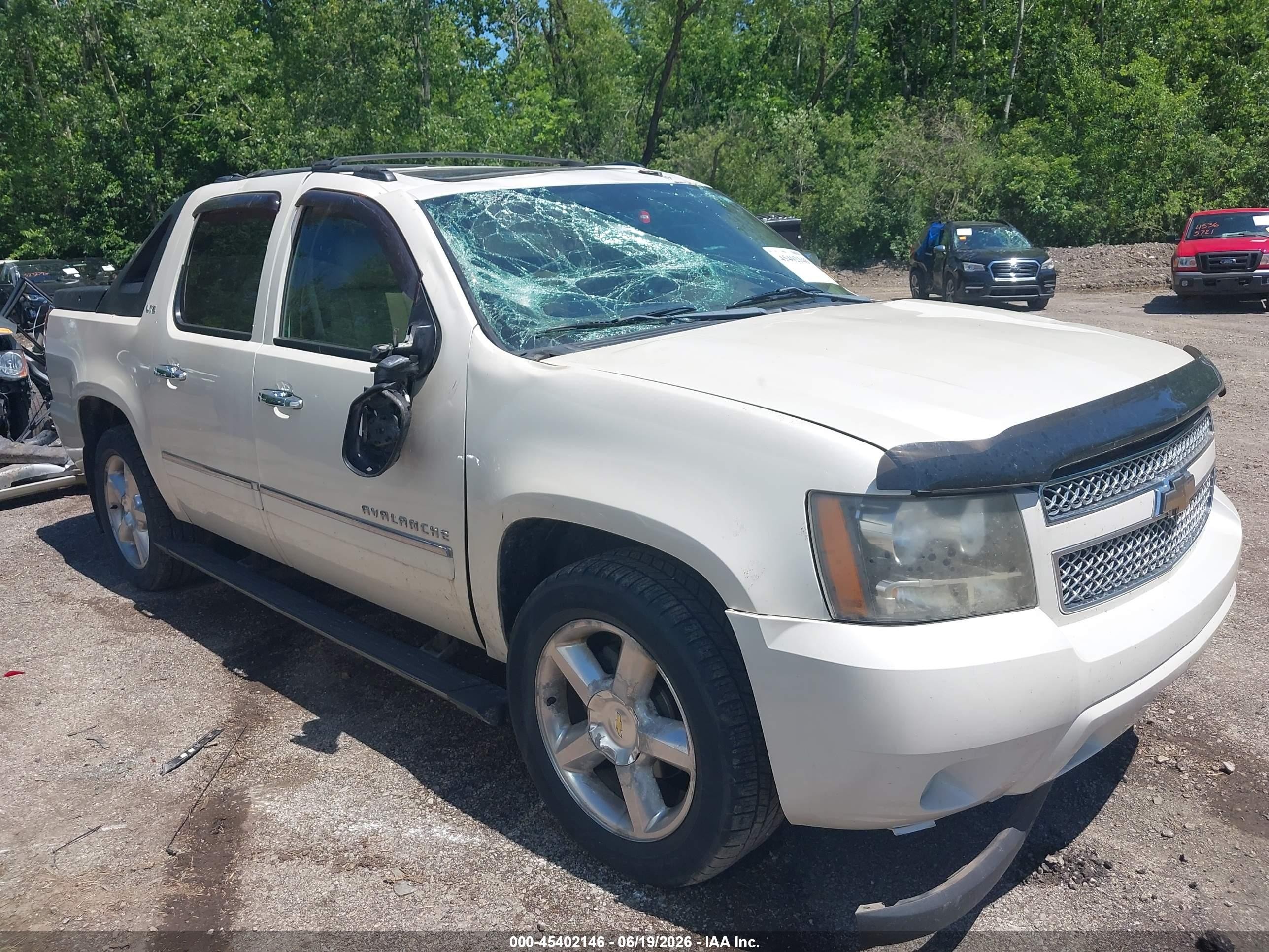 2010 Chevrolet Avalanche 1500 Ltz White vin: 3GNVKGE00AG283893