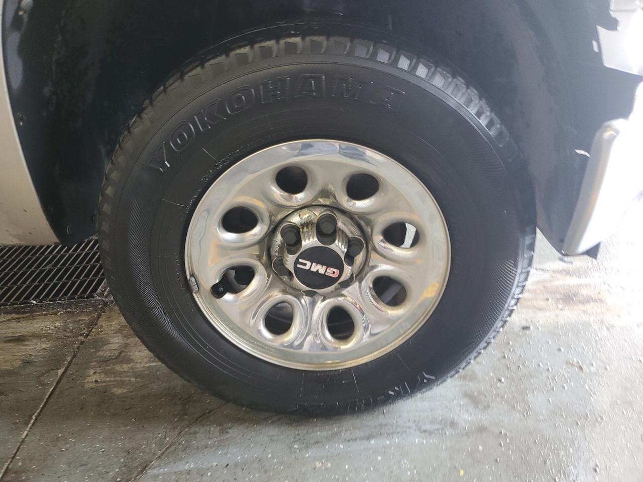 2009 Gmc Sierra K1500 Серебряный vin: 3GTEK13C89G203187 Damage: Left Front Tire, Worn, Replacement Required