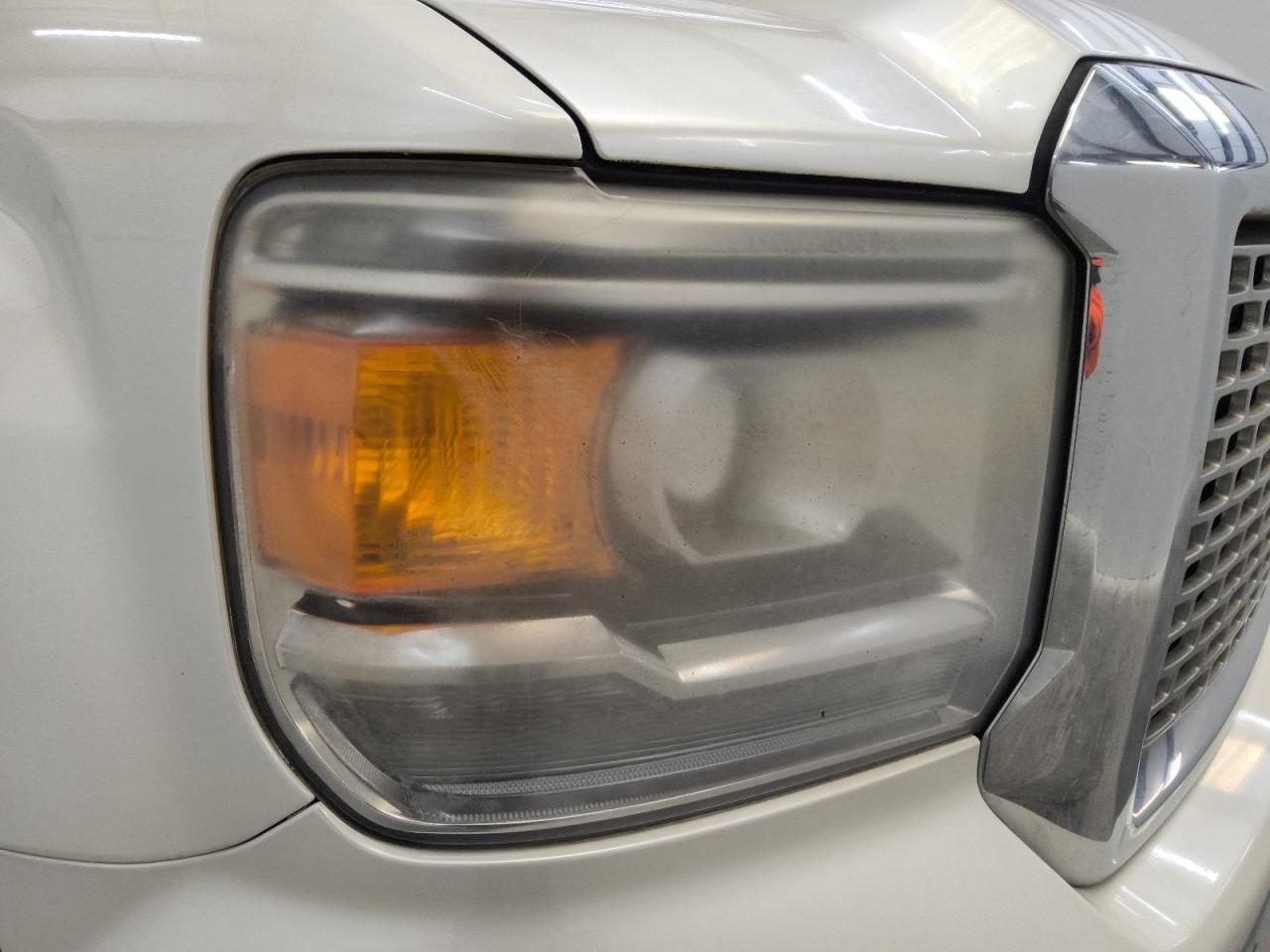 2014 Gmc Sierra C1500 Slt White vin: 3GTP1VEC2EG498376 Damage: Right Head Lamp, Faded, Acceptable