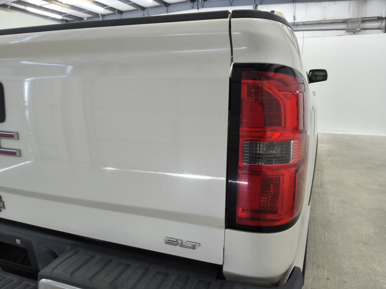2014 Gmc Sierra C1500 Slt White vin: 3GTP1VEC2EG498376 Damage: Tailgate, Misaligned, Repair Required