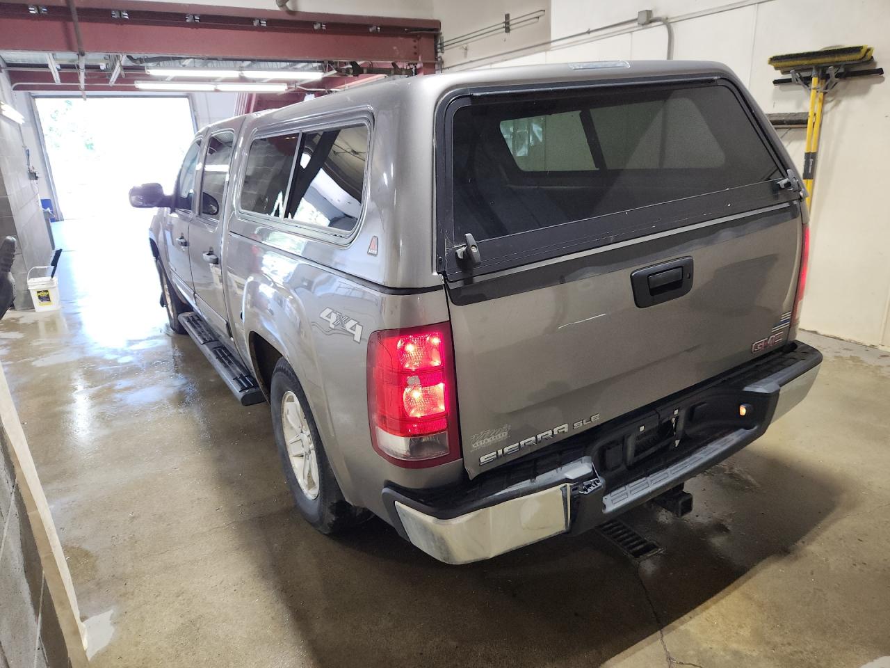 2013 Gmc Sierra K1500 Sle Silver vin: 3GTP2VE76DG175933 Damage: Tailgate, Dent(S) W/ Paint Dmg, 2 To 3 Inches