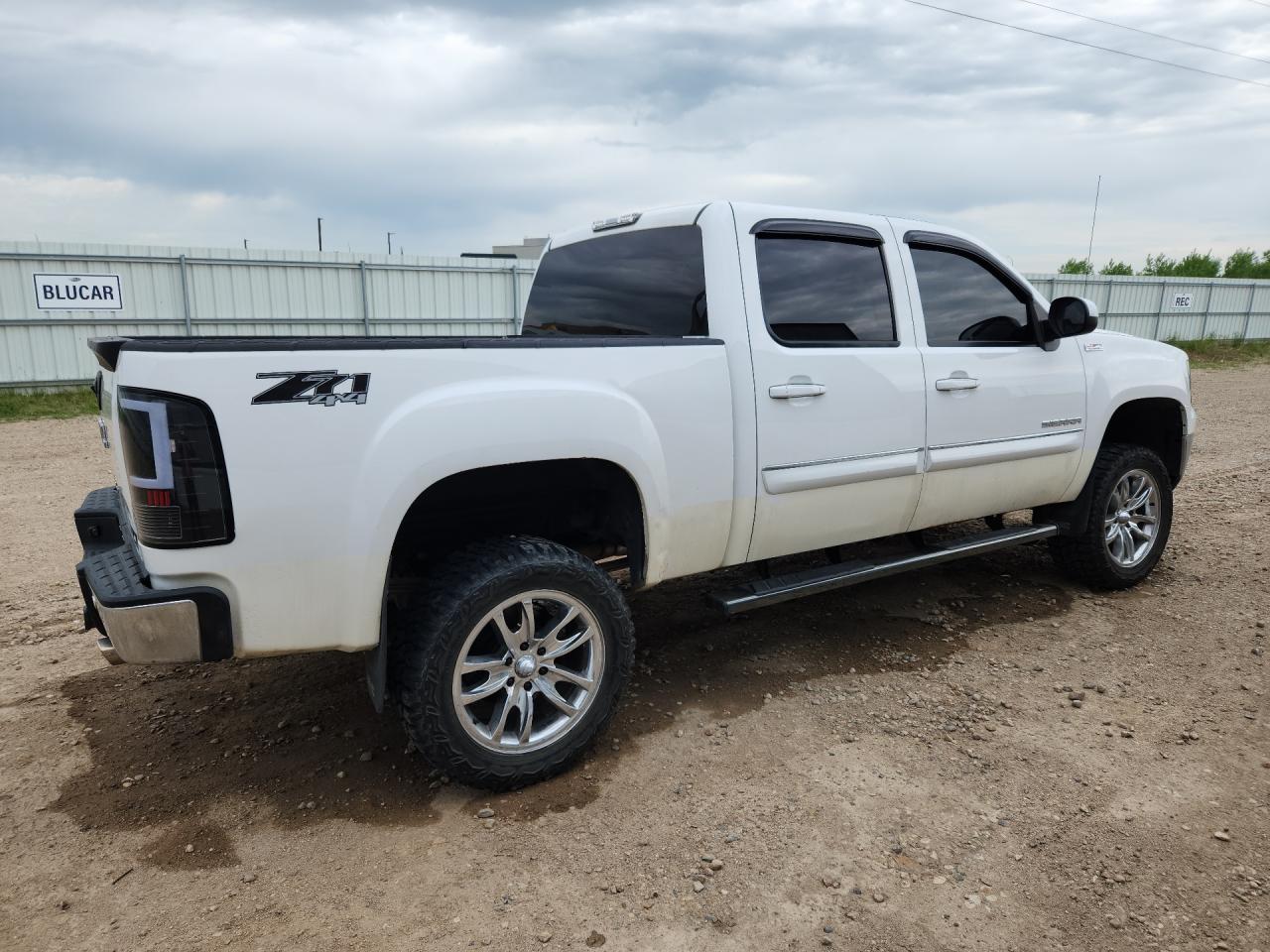 2013 Gmc Sierra K1500 Slt White vin: 3GTP2WE25DG269375 Damage: Right Bed Side, Dent(S) W/No Paint Dmg, 1/2 To 1 Inch