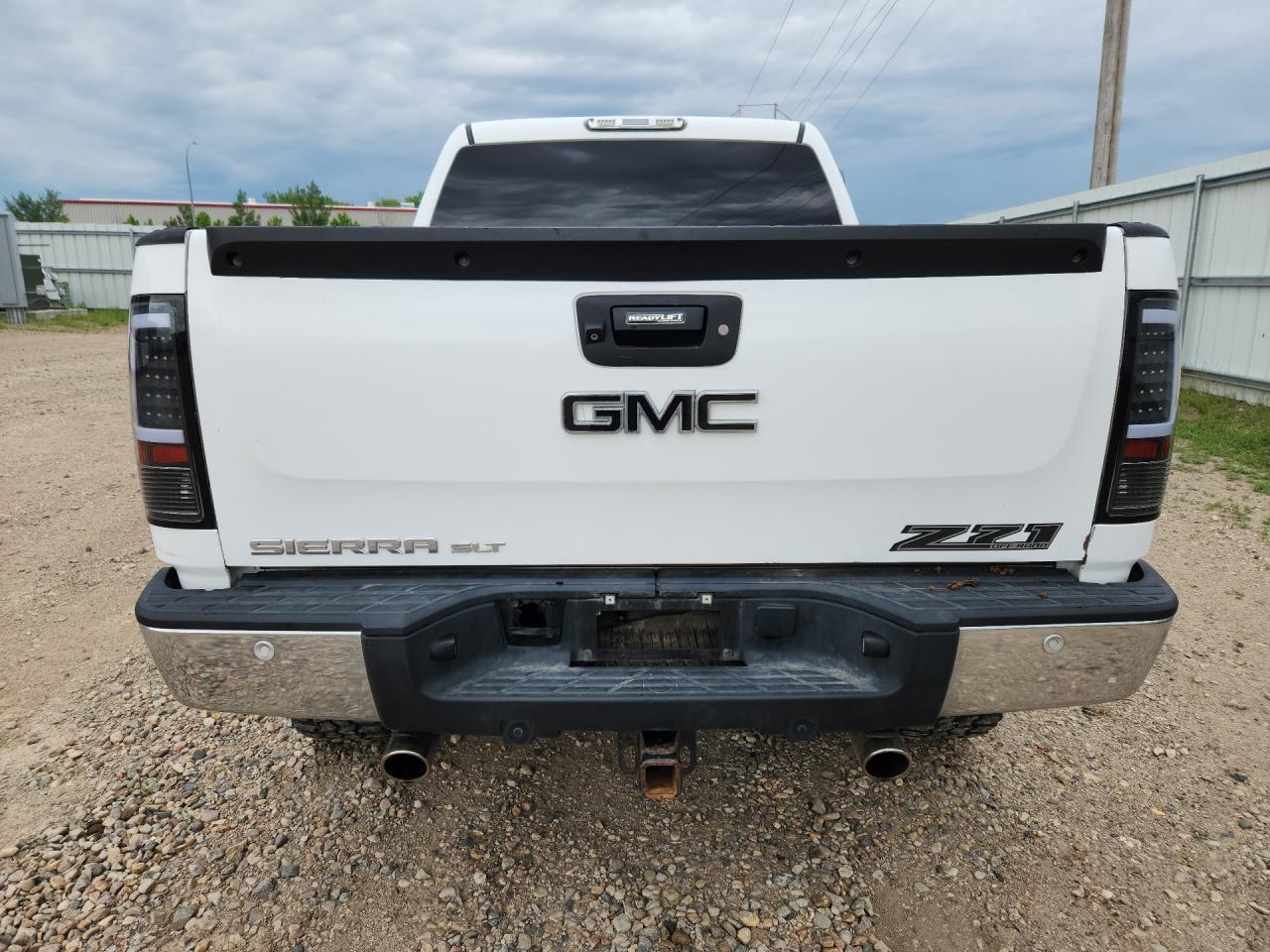 2013 Gmc Sierra K1500 Slt White vin: 3GTP2WE25DG269375 Damage: Tailgate, Dent(S) W/ Paint Dmg, 1 To 2 Inches