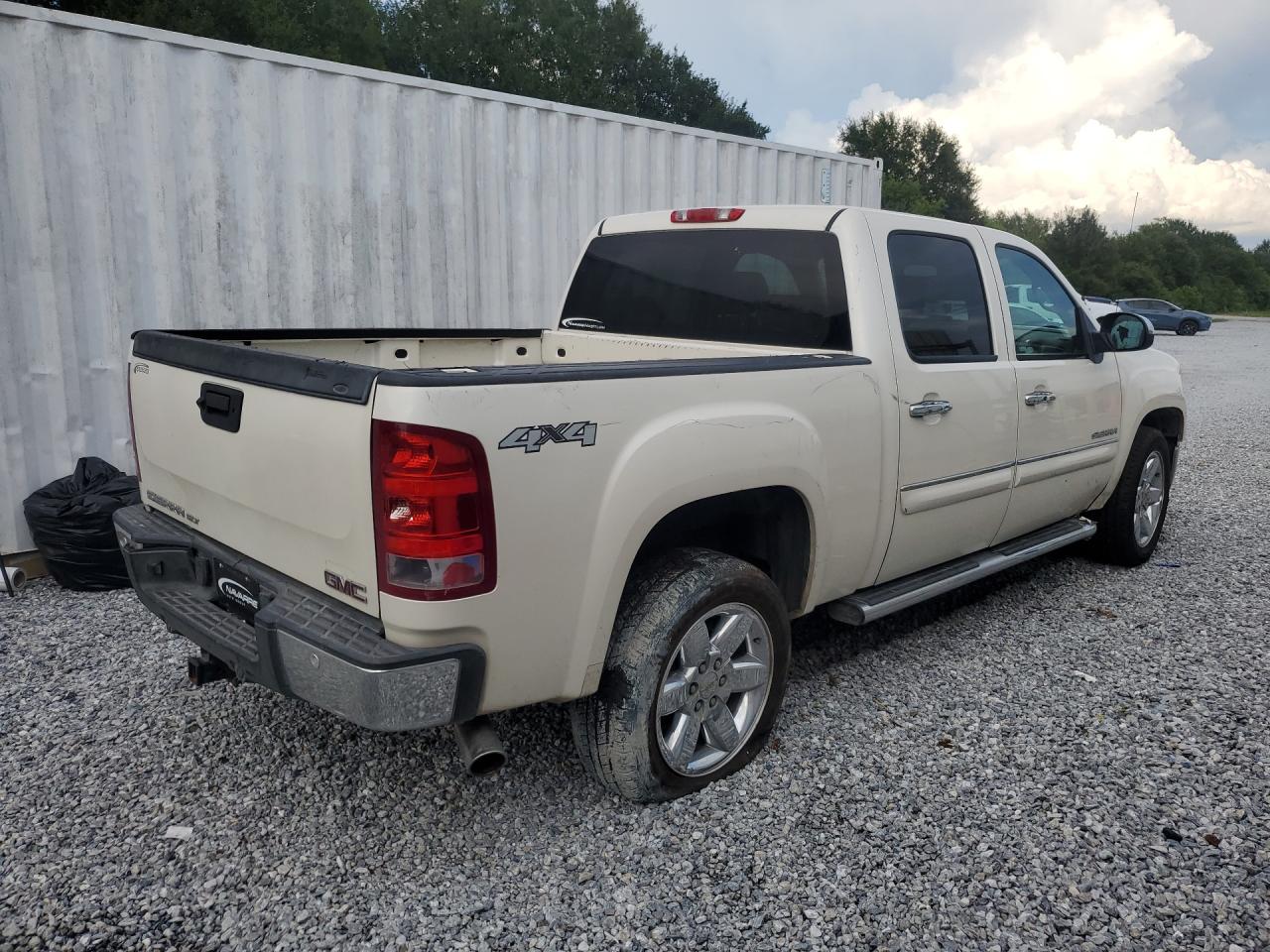 2013 Gmc Sierra K1500 Slt White vin: 3GTP2WE79DG104103 Damage: Right Rear Door, Heavy Scratch, 2 To 3 Inches