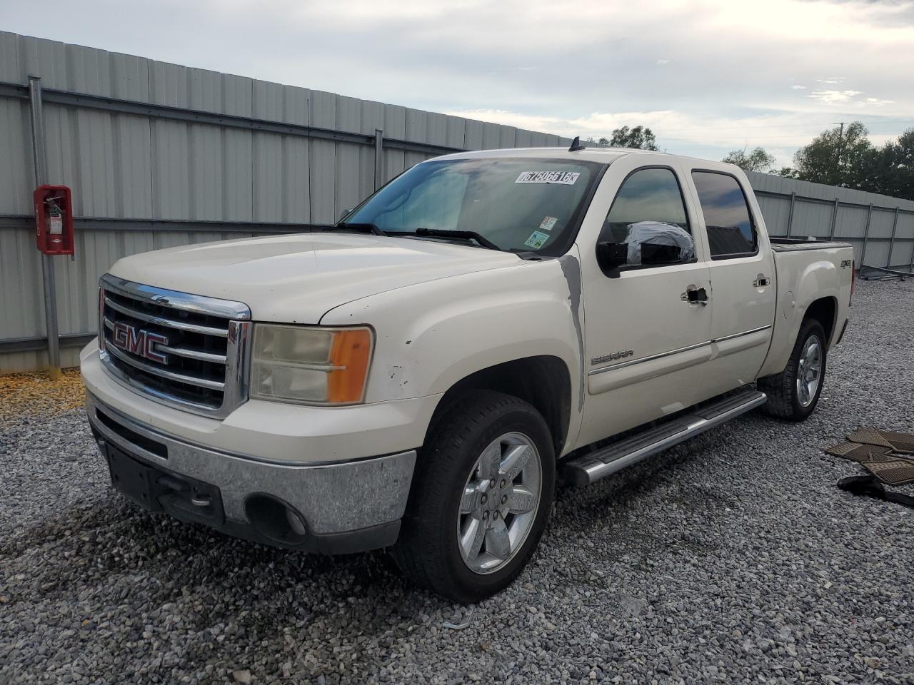 2013 Gmc Sierra K1500 Slt White vin: 3GTP2WE79DG104103 Damage: Left Front Fender, Peeling, > 12 Inches
