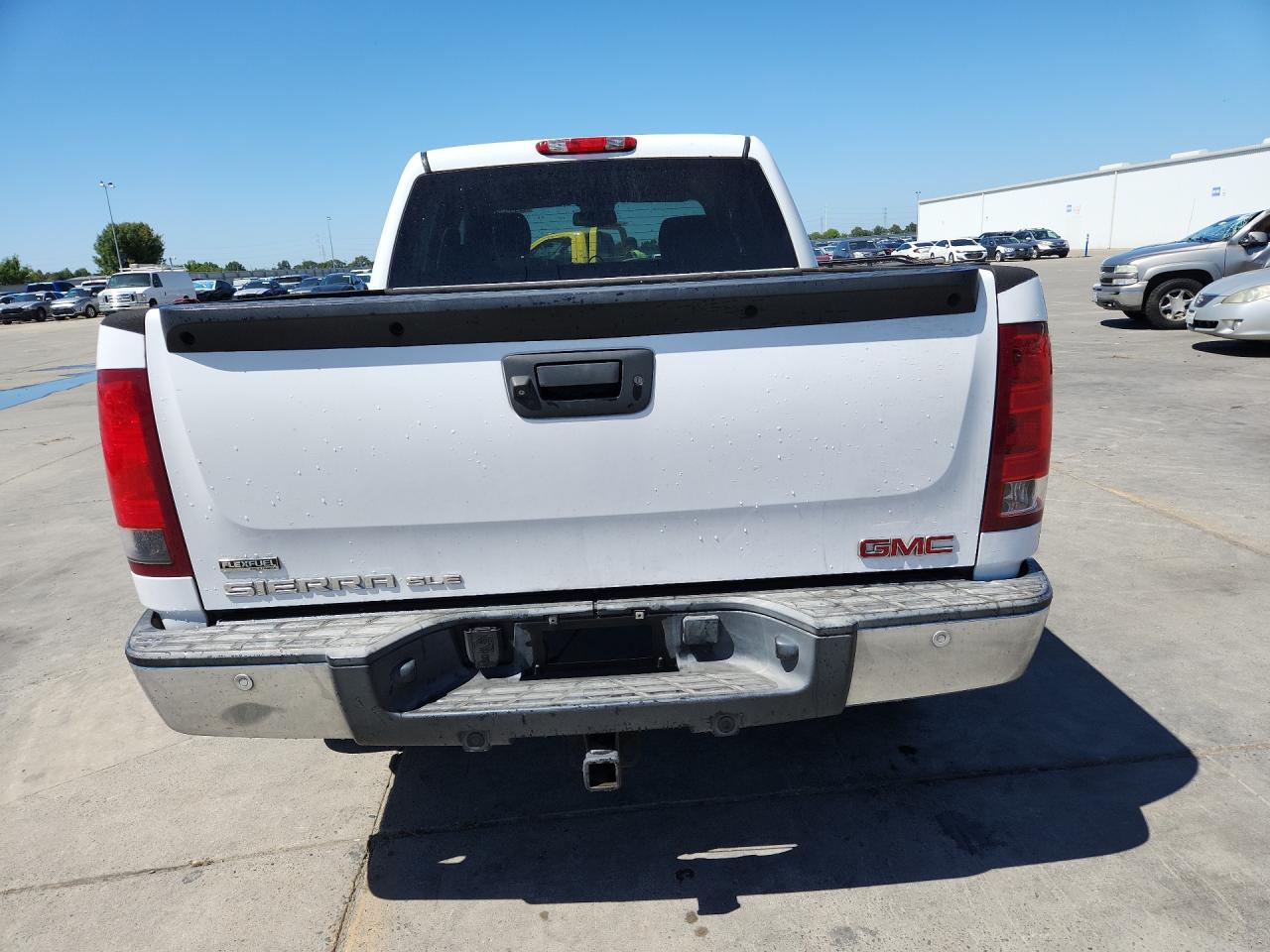 2010 Gmc Sierra K1500 Sle White vin: 3GTRKVE35AG265219 Damage: Rear Metal Bumper Chrome, Dent(S) W/No Paint Dmg, > 12 Inches