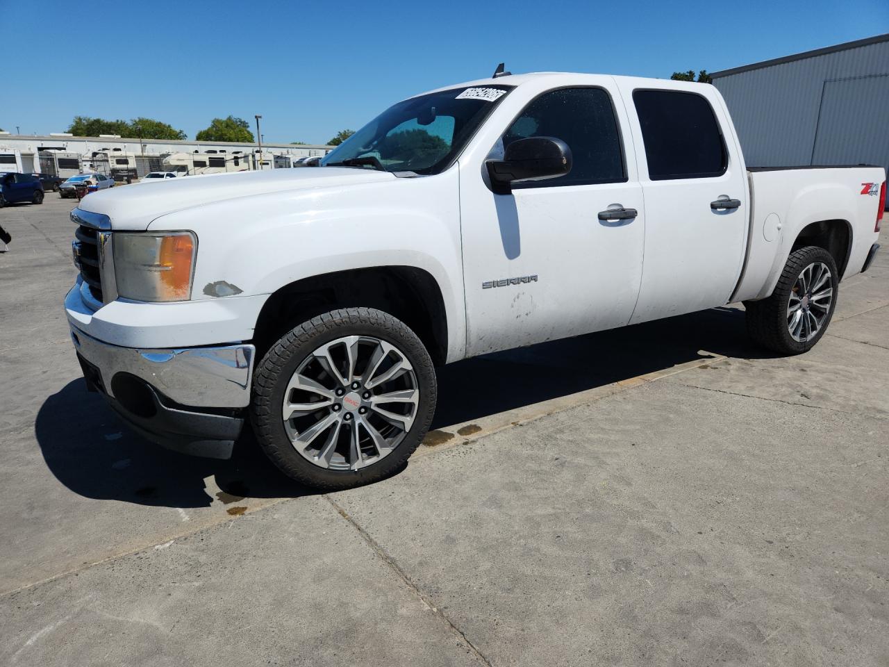 2010 Gmc Sierra K1500 Sle White vin: 3GTRKVE35AG265219 Damage: Left Front Fender, Peeling, 6 To 7 Inches