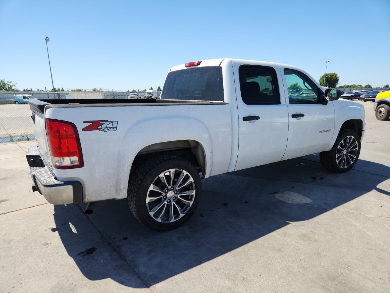 2010 Gmc Sierra K1500 Sle White vin: 3GTRKVE35AG265219 Damage: Right Bed Side, Chipped, 2