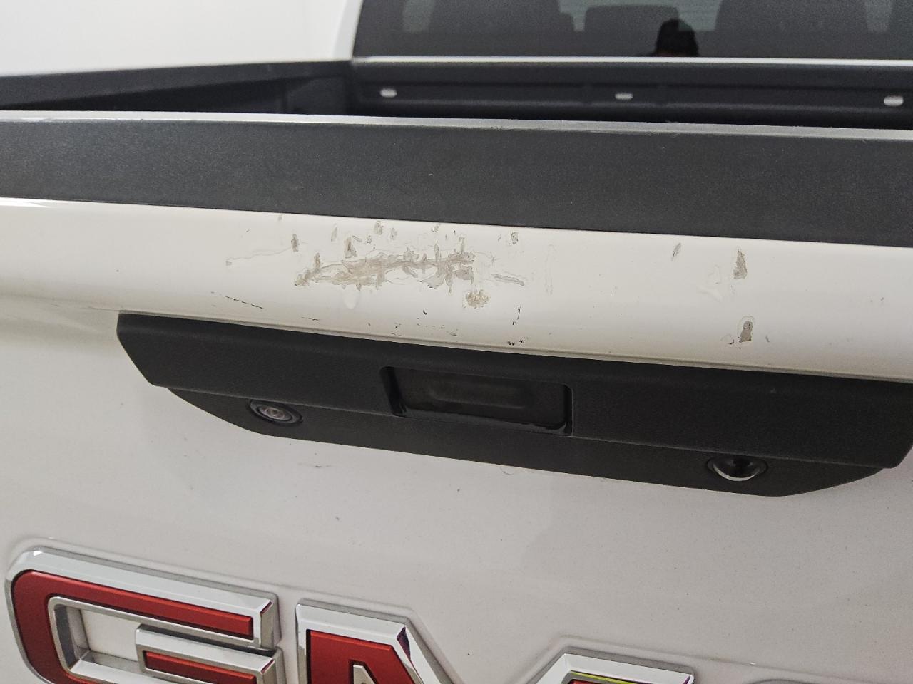 2020 Gmc Sierra K1500 Sle White vin: 3GTU9BED2LG219329 Damage: Tailgate, Dent(S) W/ Paint Dmg, 1/2 To 1 Inch