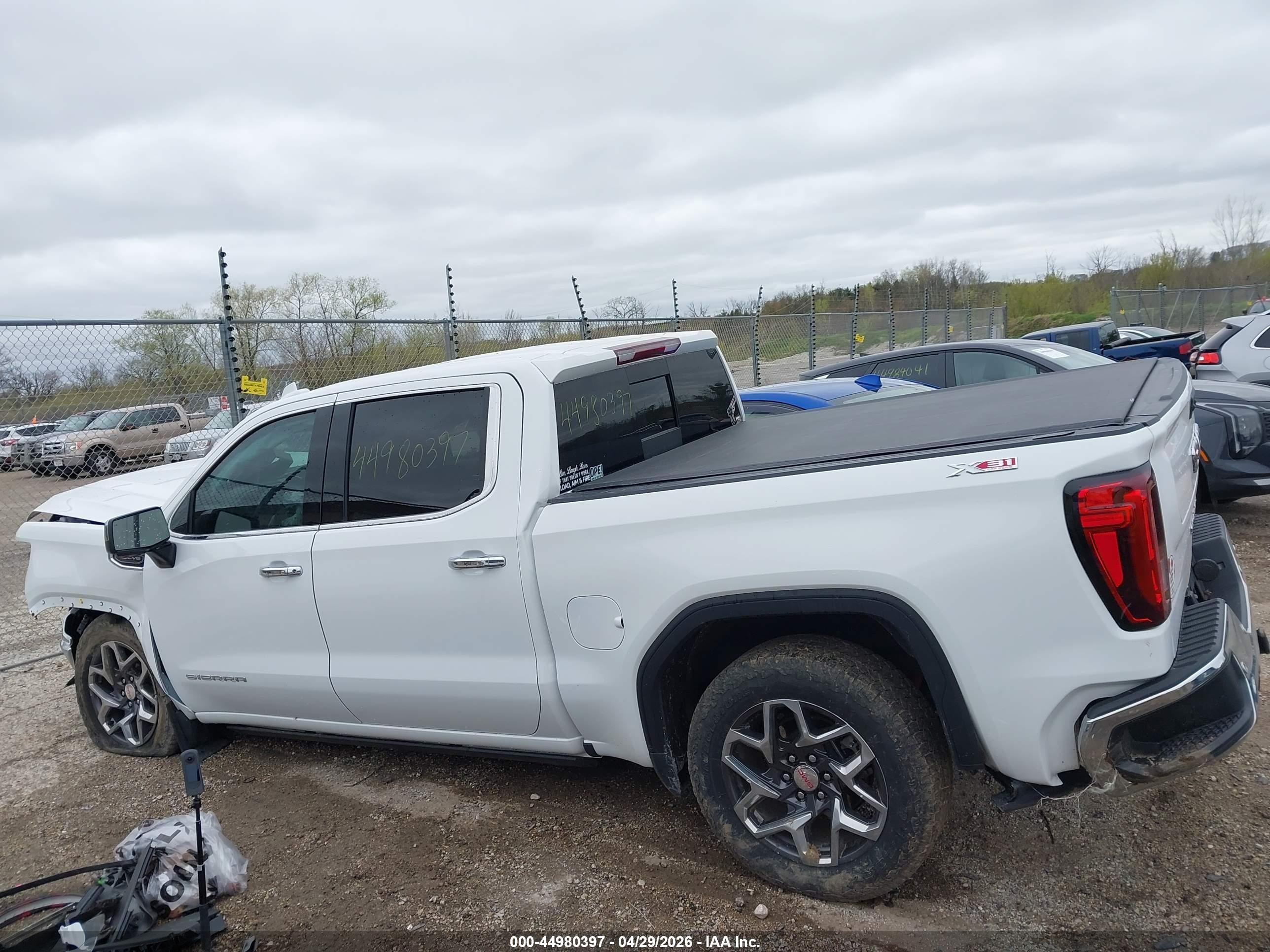 2024 Gmc Sierra 1500   White vin: 3GTUUDEL2RG303435