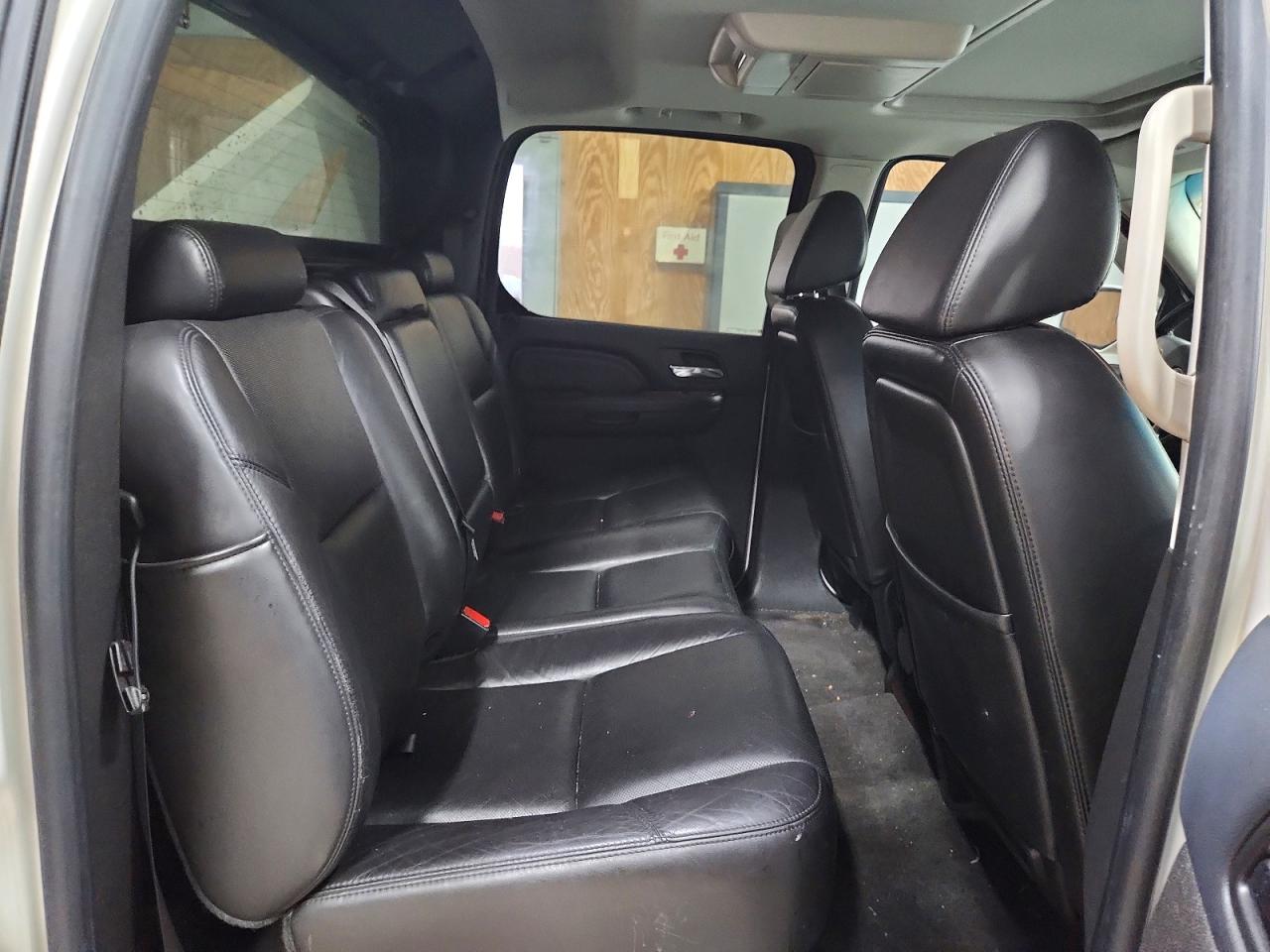 2009 Cadillac Escalade Ext Luxury White vin: 3GYFK22229G217356