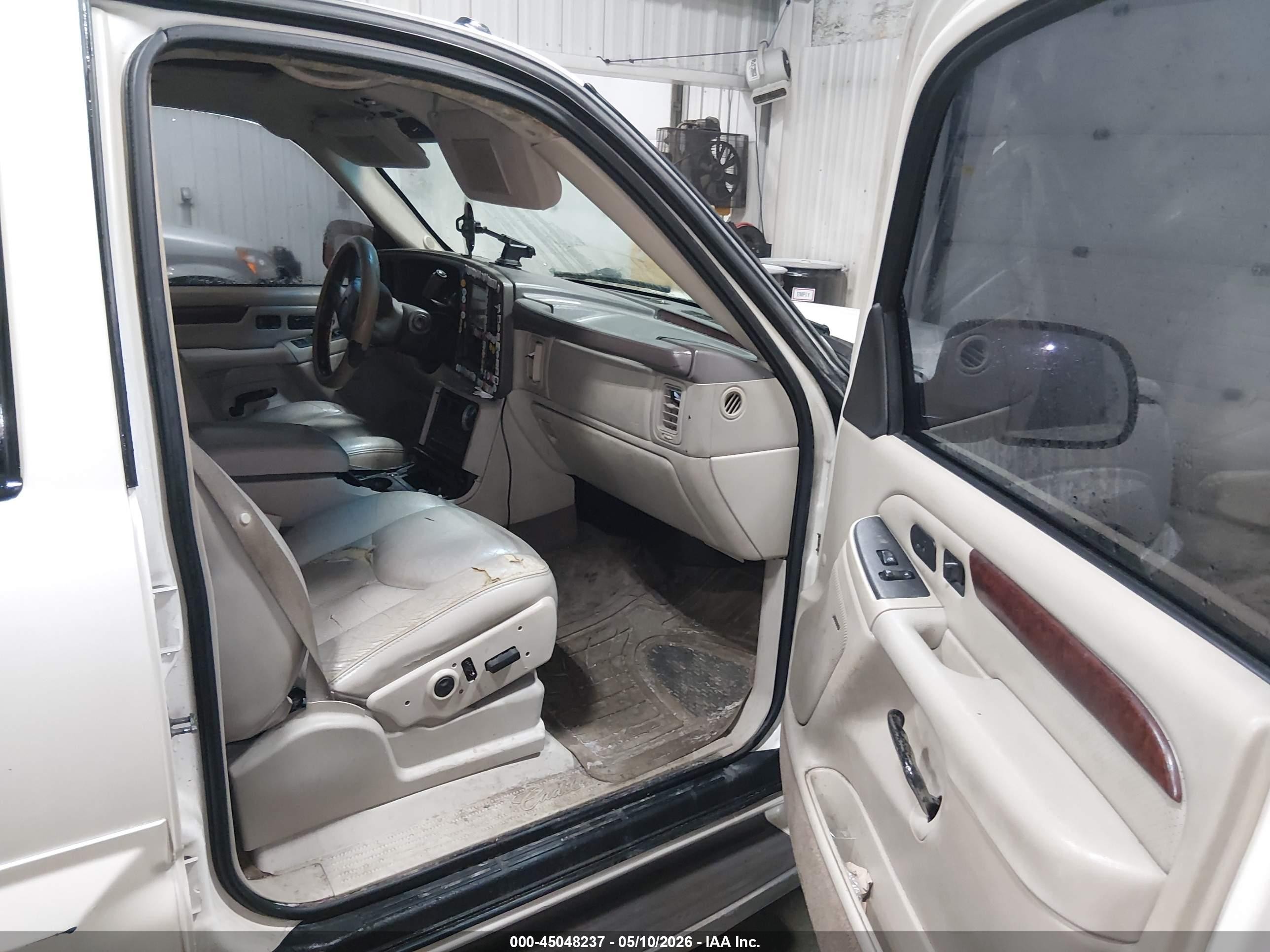 2005 Cadillac Escalade Esv   Cream vin: 3GYFK66N15G141201
