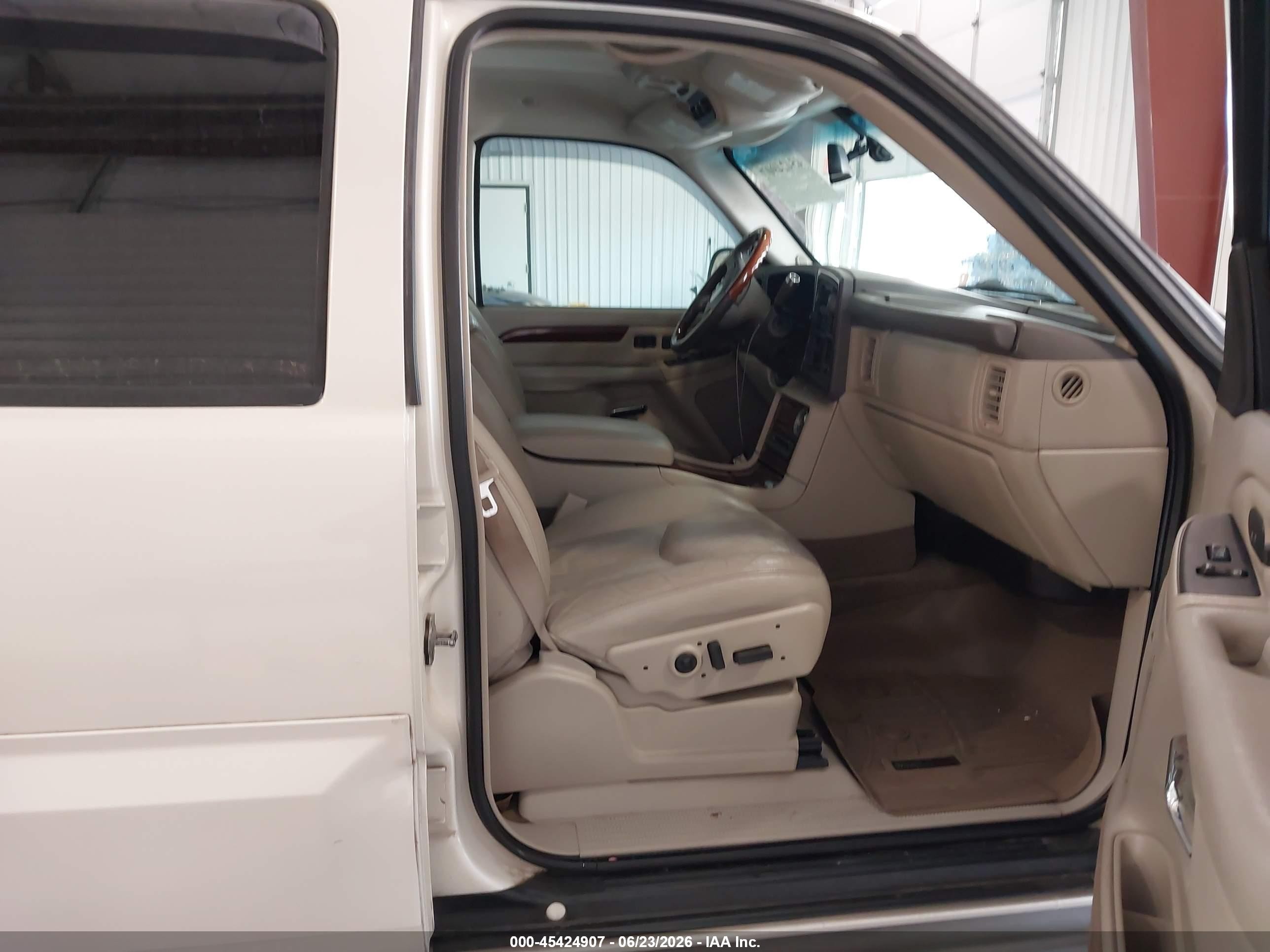 2005 Cadillac Escalade Esv Standard Белый vin: 3GYFK66N45G240112