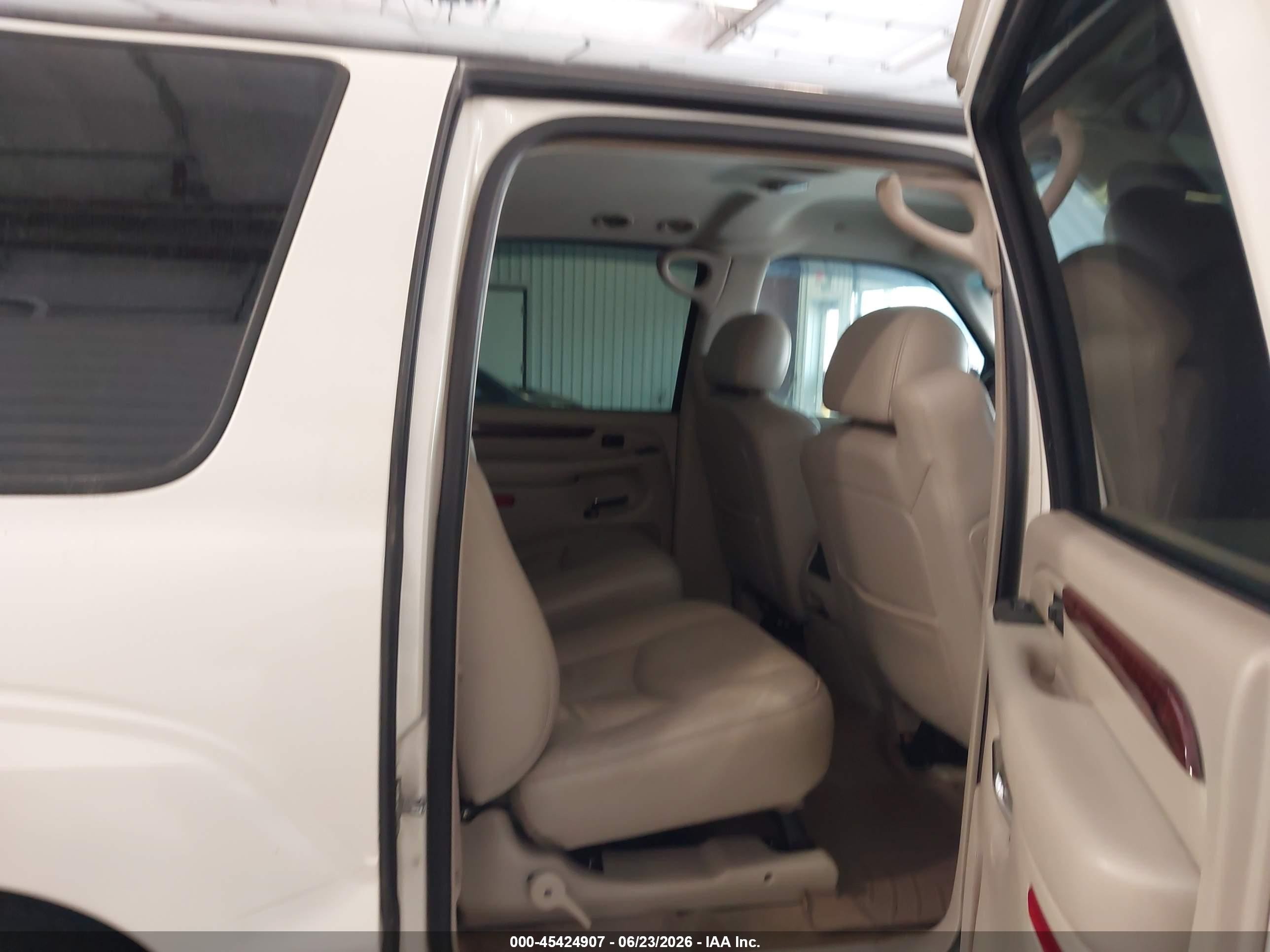 2005 Cadillac Escalade Esv Standard Белый vin: 3GYFK66N45G240112