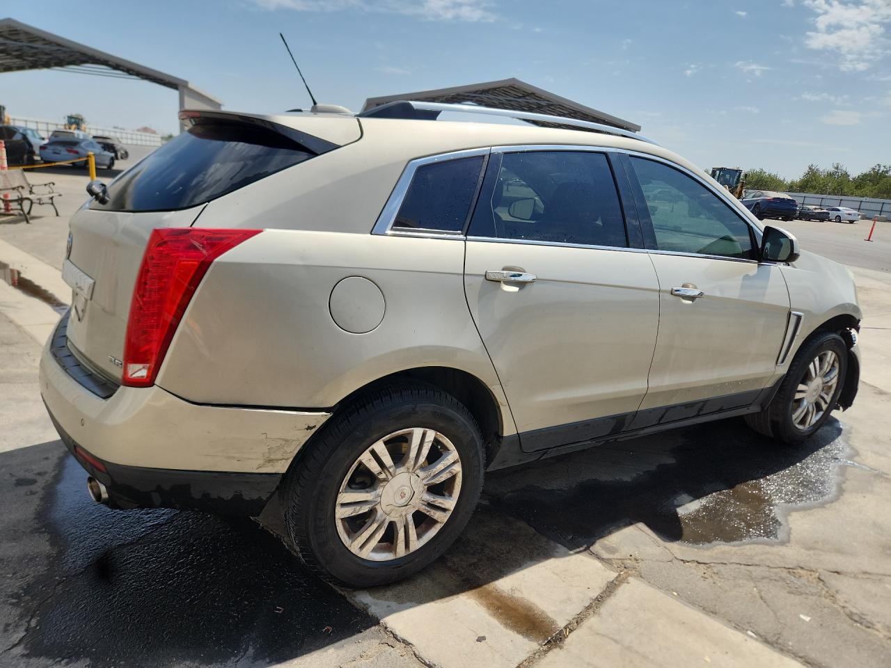 2015 Cadillac Srx Luxury Collection Tan vin: 3GYFNBE34FS584635 Damage: Rear Bumper/Cover, Broken, Replacement Required