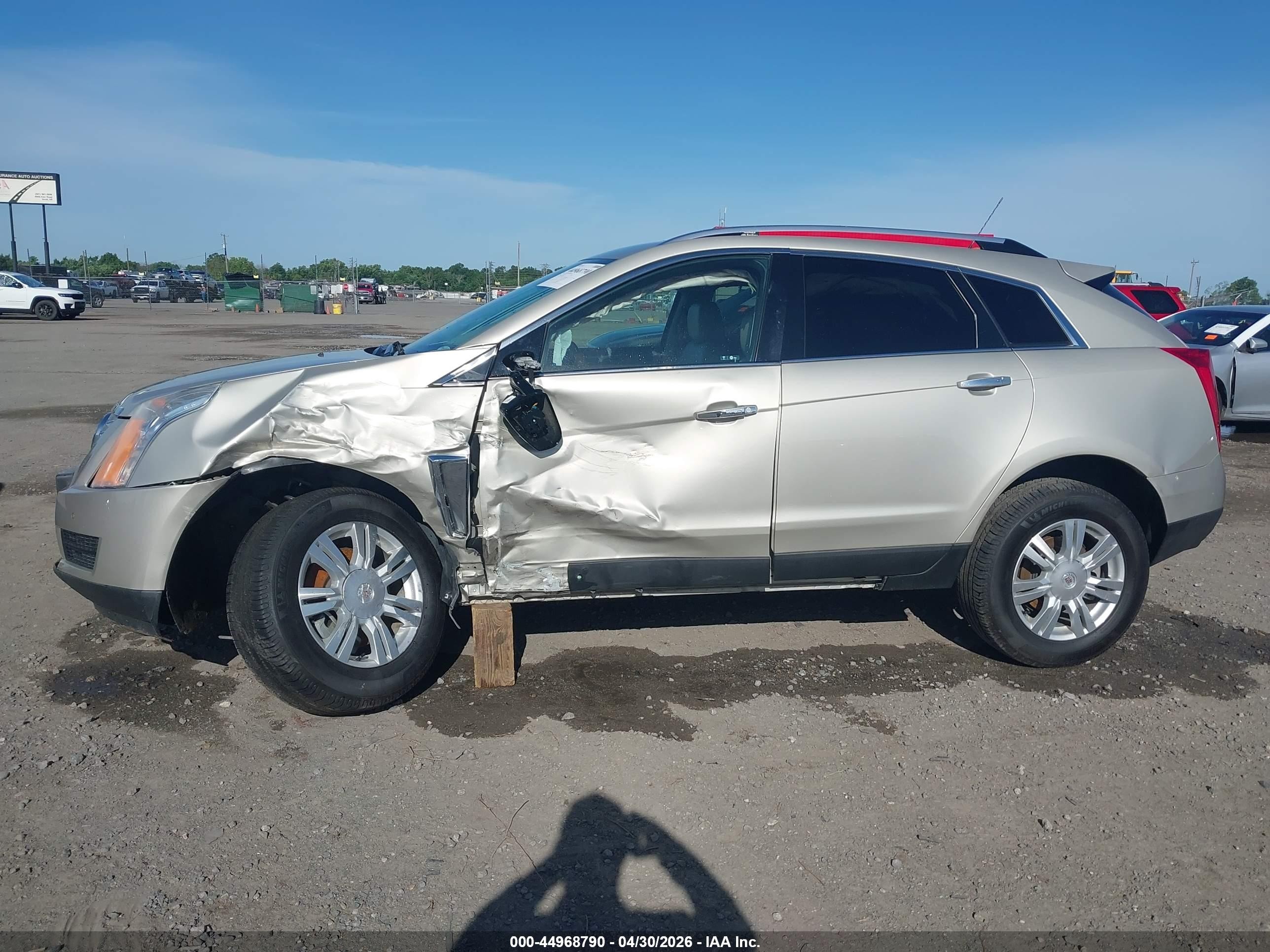 2016 Cadillac Srx Luxury Collection Золотой vin: 3GYFNBE37GS566969