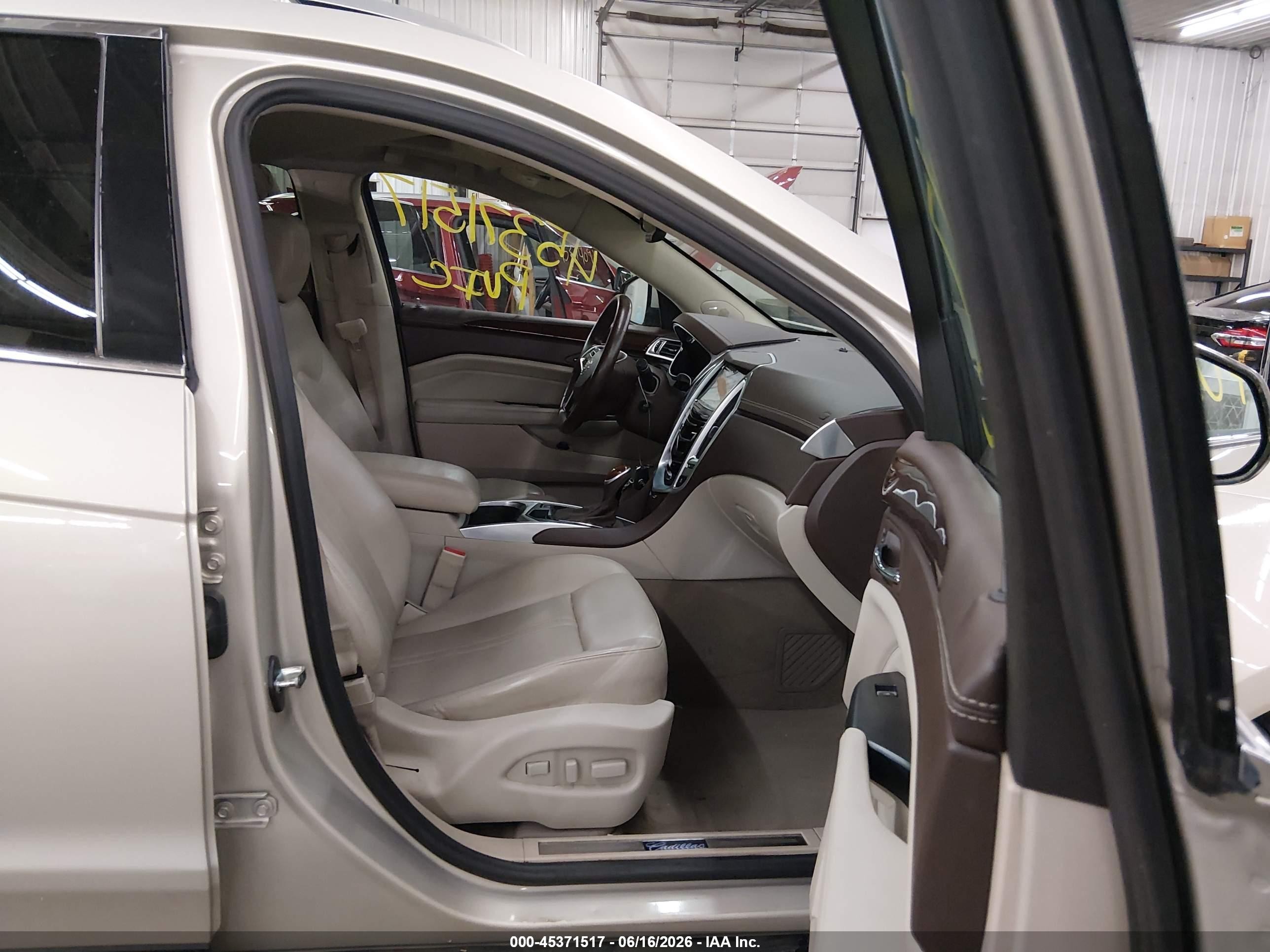 2015 Cadillac Srx Luxury Collection Beige vin: 3GYFNEE32FS617696