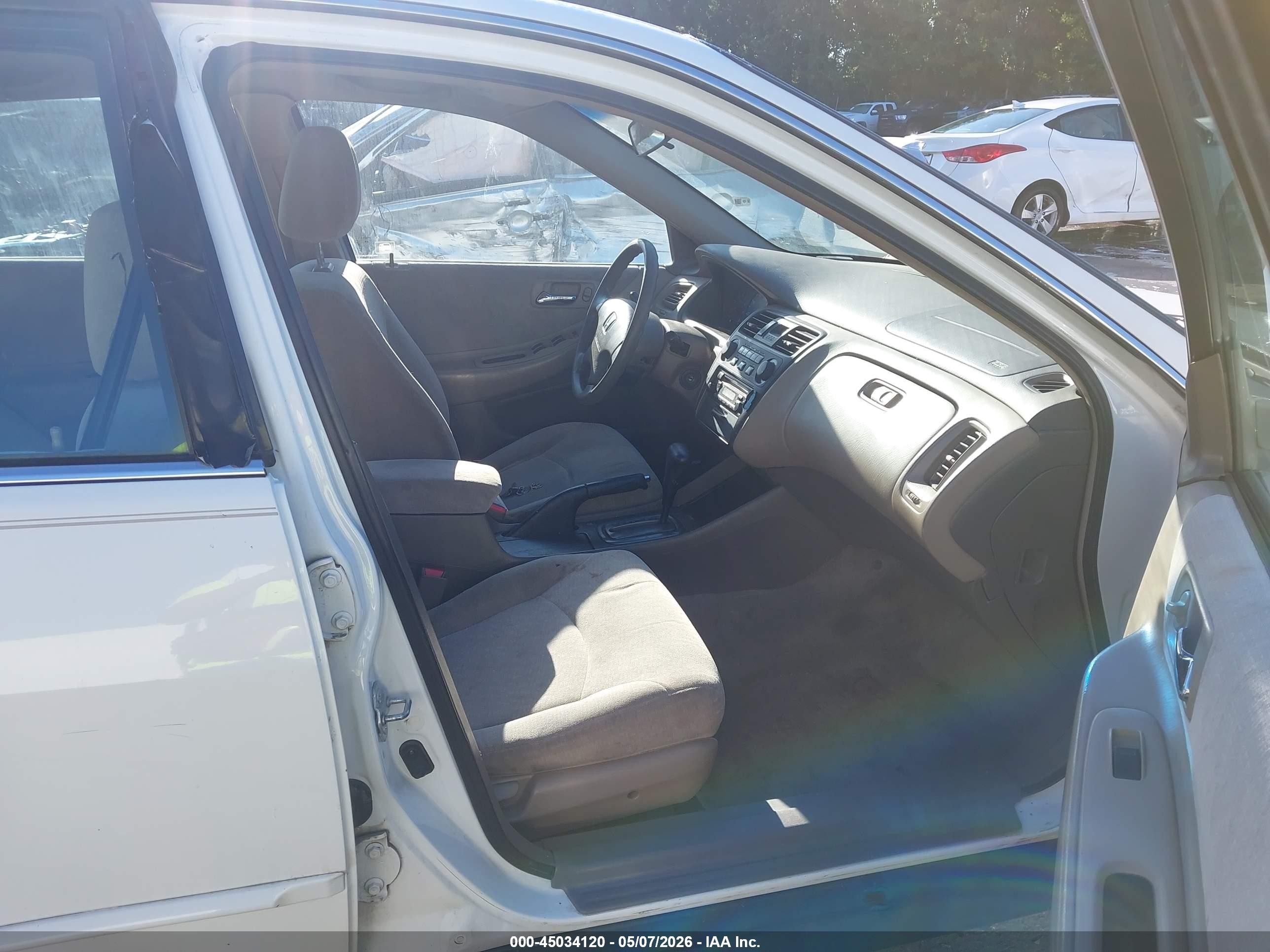 2002 Honda Accord 2.3 Lx Белый vin: 3HGCG56442G701138