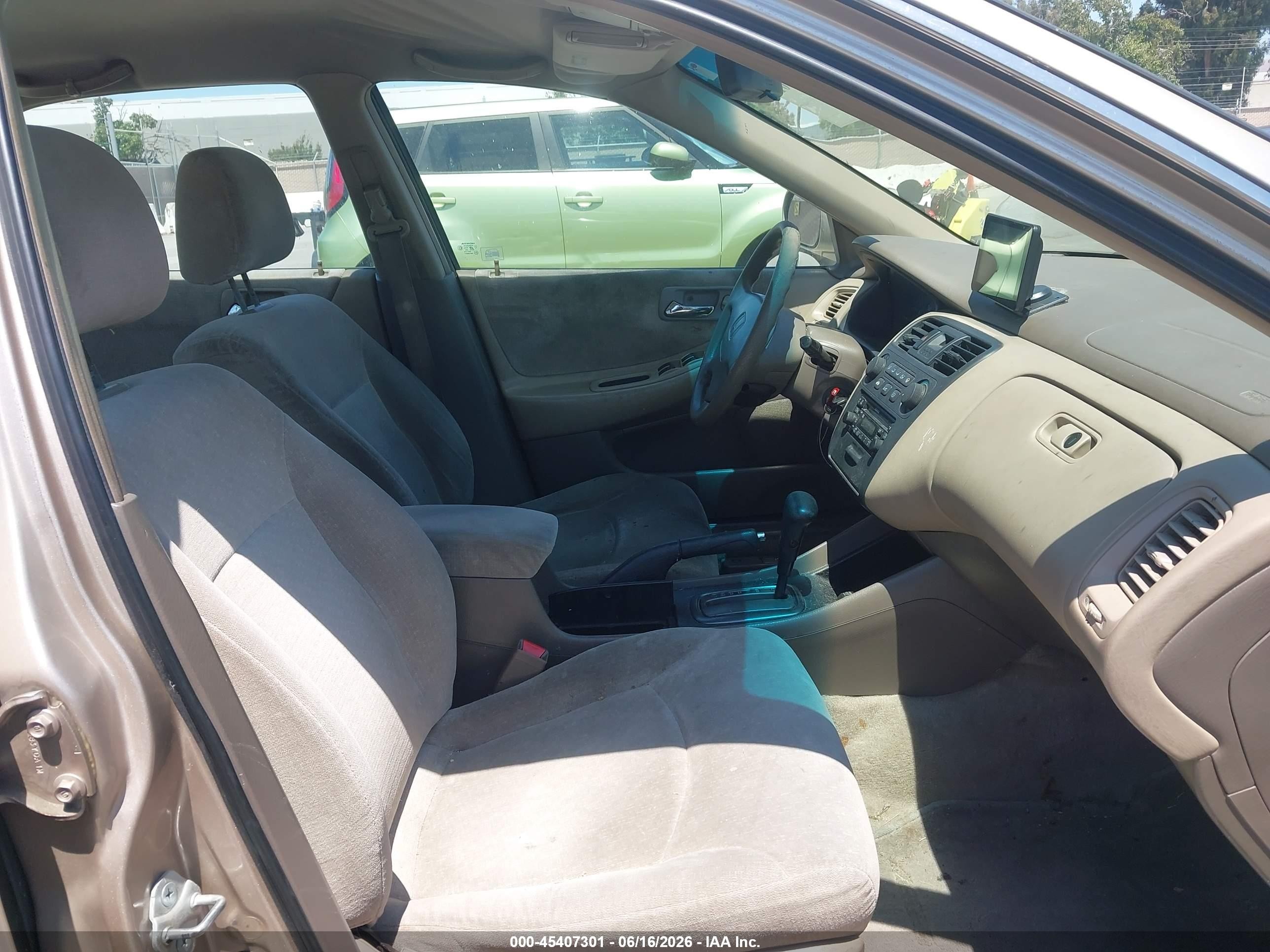 2002 Honda Accord 2.3 Lx Золотой vin: 3HGCG66542G702160