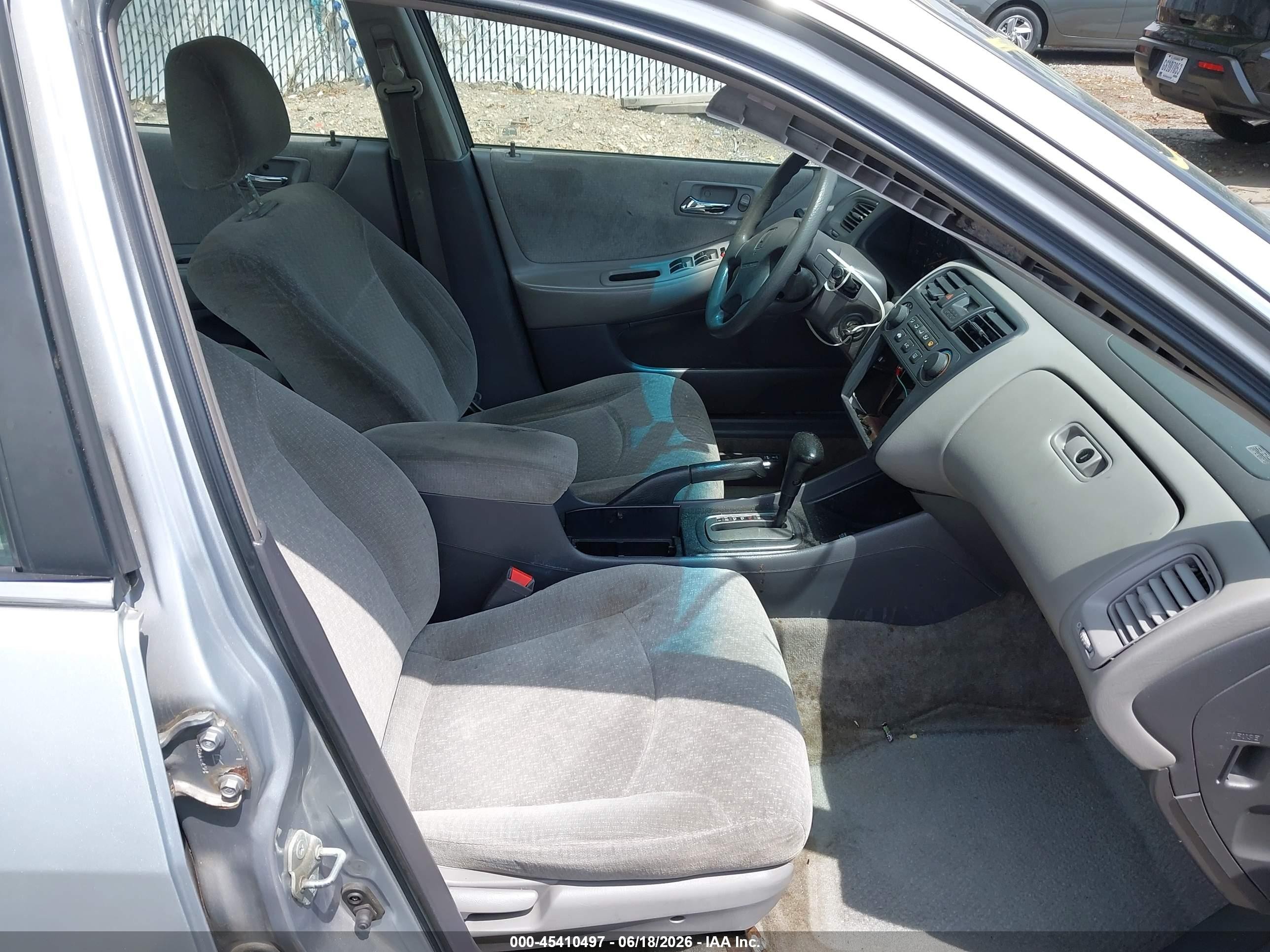 2002 Honda Accord 2.3 Lx Серебряный vin: 3HGCG66592G707032